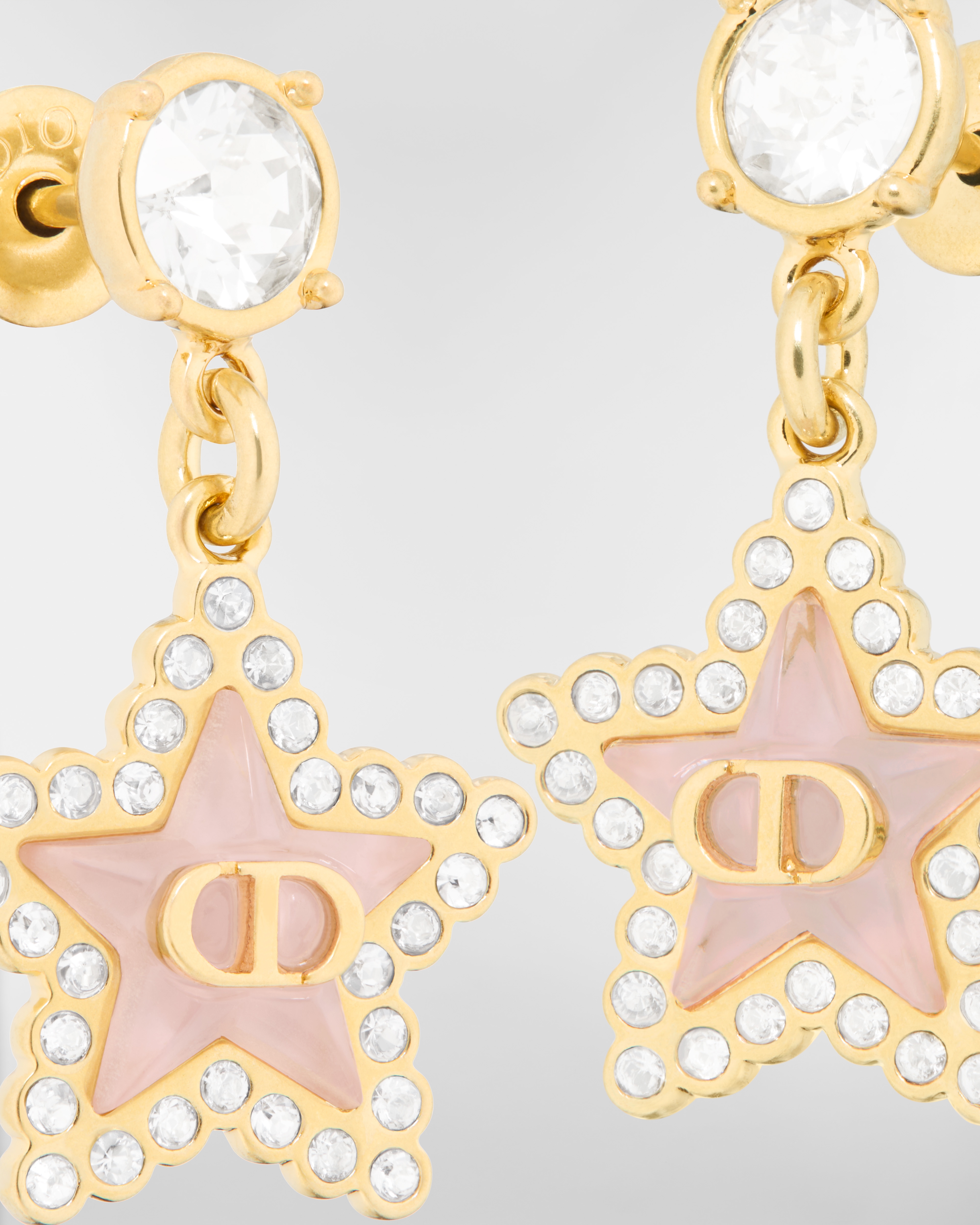 ต่างหู Petit CD Lucky Baroque โลหะเคลือบทอง คริสตัลโทนสีเงิน และแก้วสีชมพูมาการอง E09