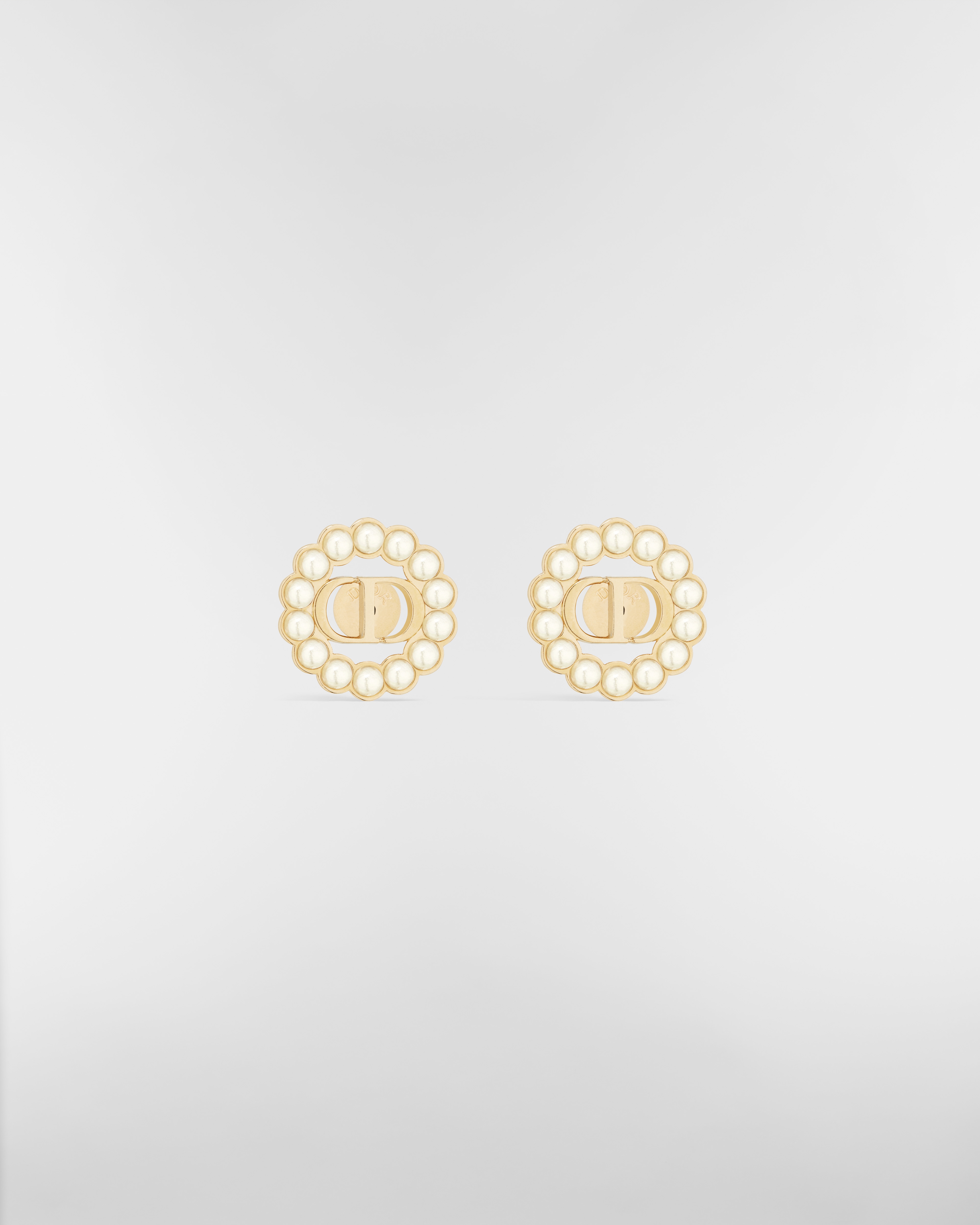 Orecchini a perno Petit CD Circle Metallo con finitura color oro e perle in resina bianca E01