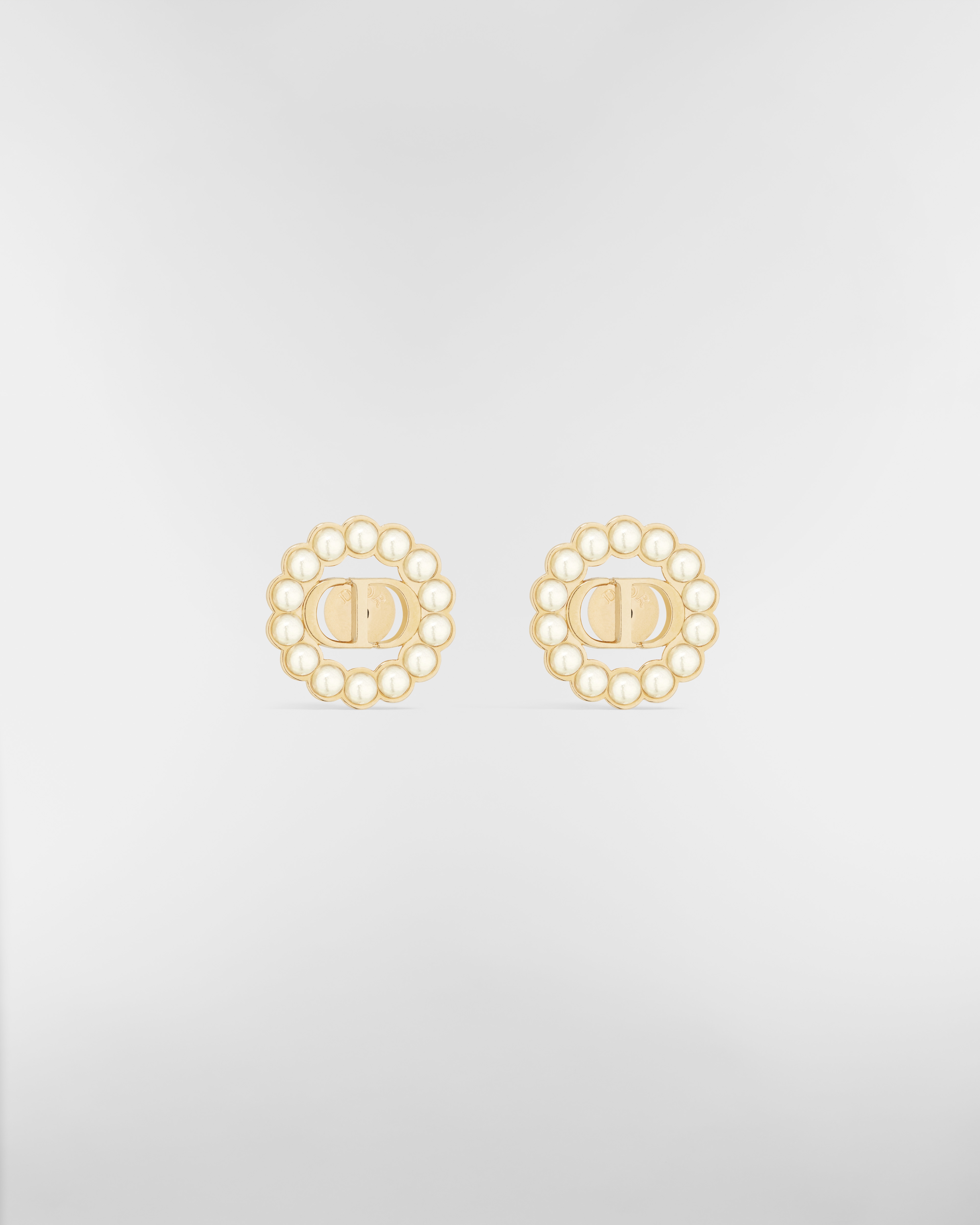 Petit CD Circle 스터드 귀걸이 골드 피니시 메탈 & 화이트 레진 진주 E01