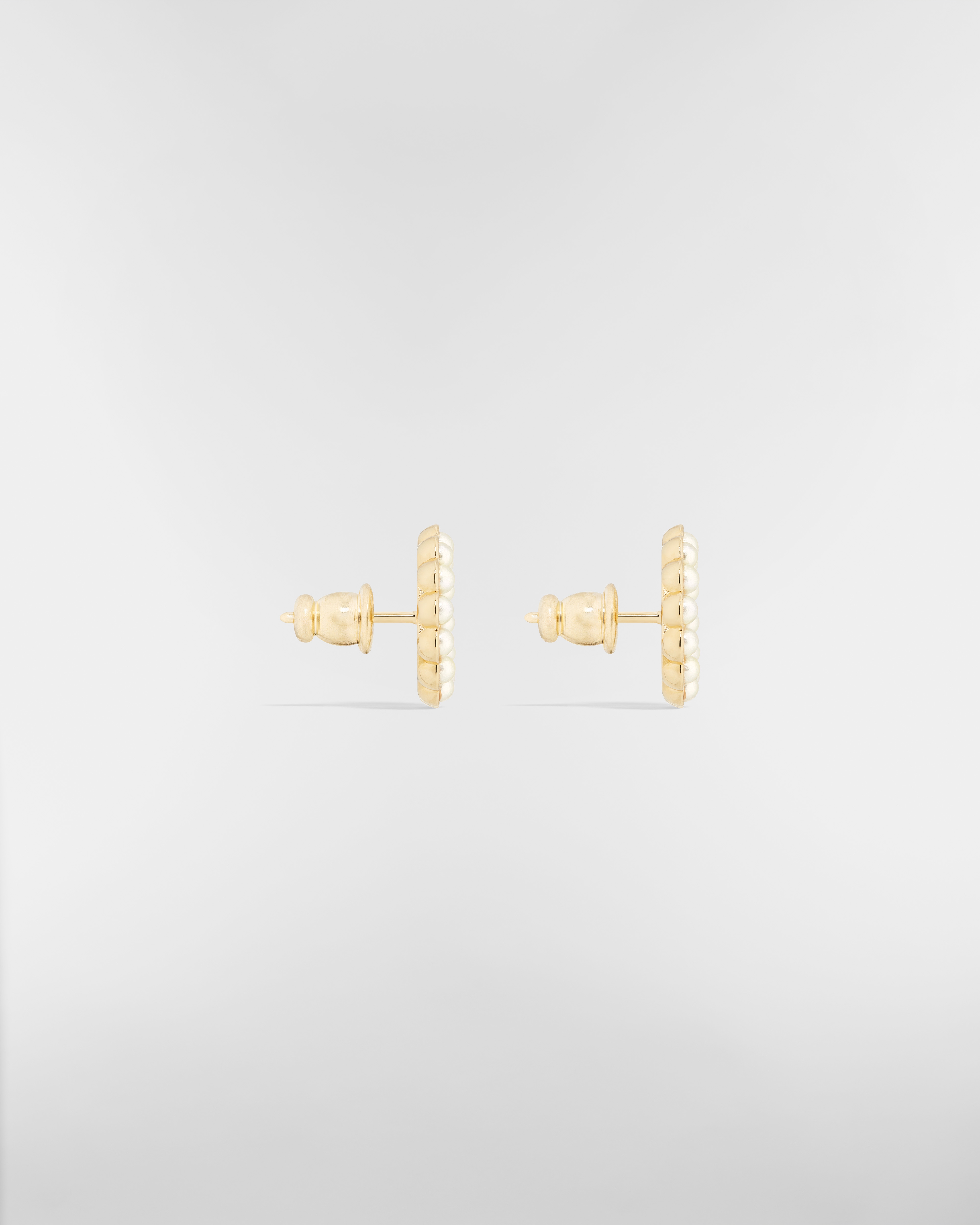 Orecchini a perno Petit CD Circle Metallo con finitura color oro e perle in resina bianca E02