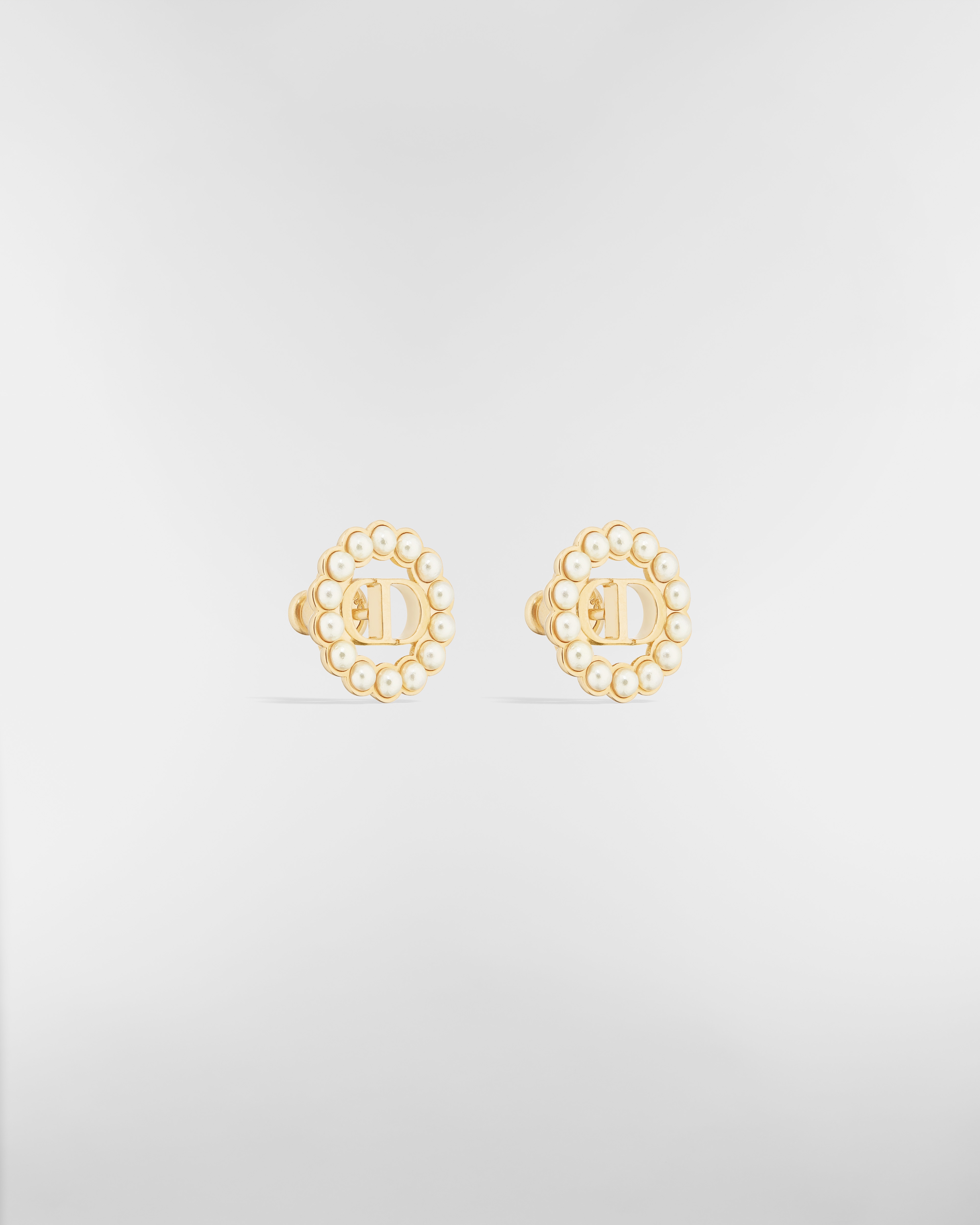 Orecchini a perno Petit CD Circle Metallo con finitura color oro e perle in resina bianca E03