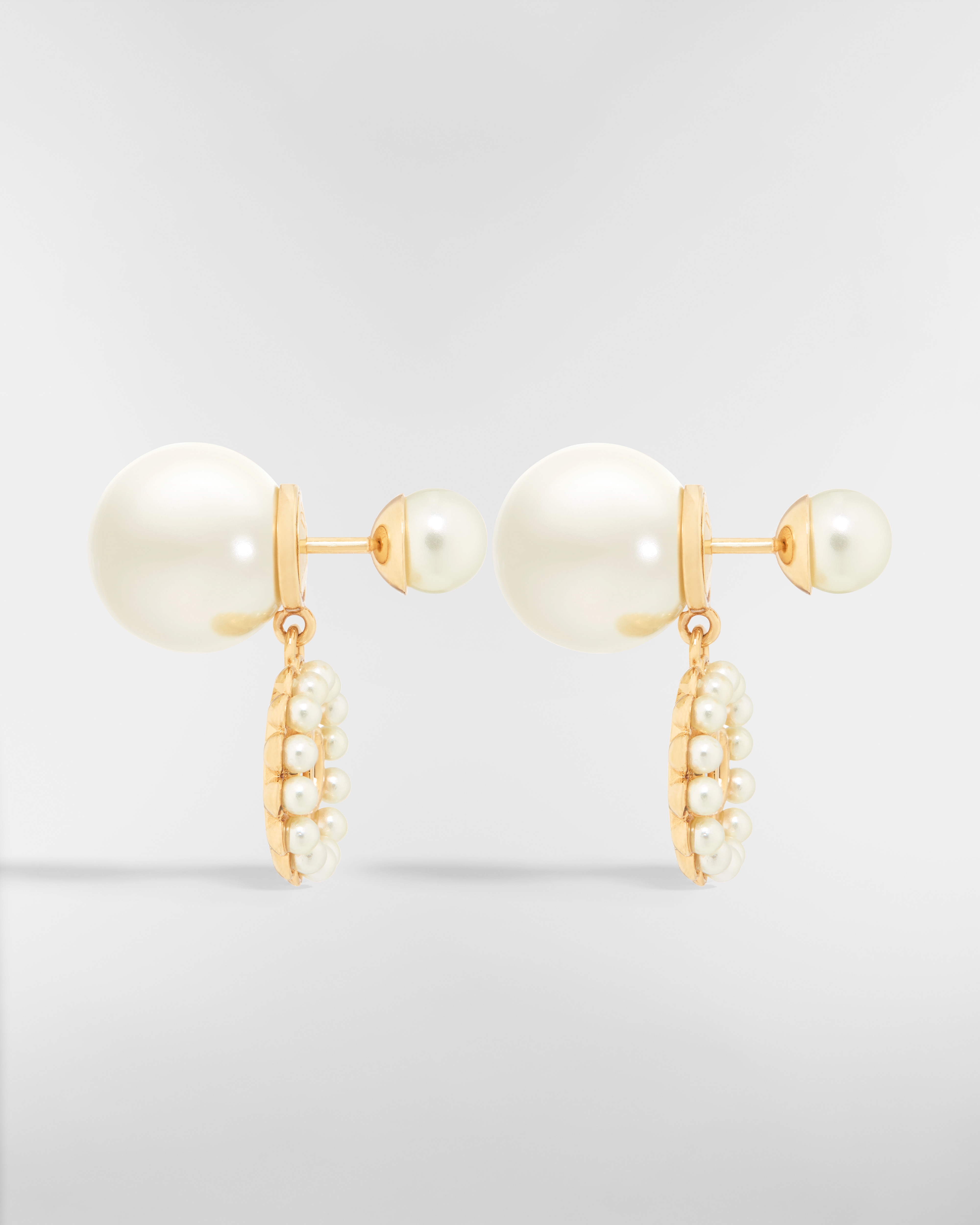 Orecchini Dior Tribales Metallo con finitura color oro e perle in resina bianca E02