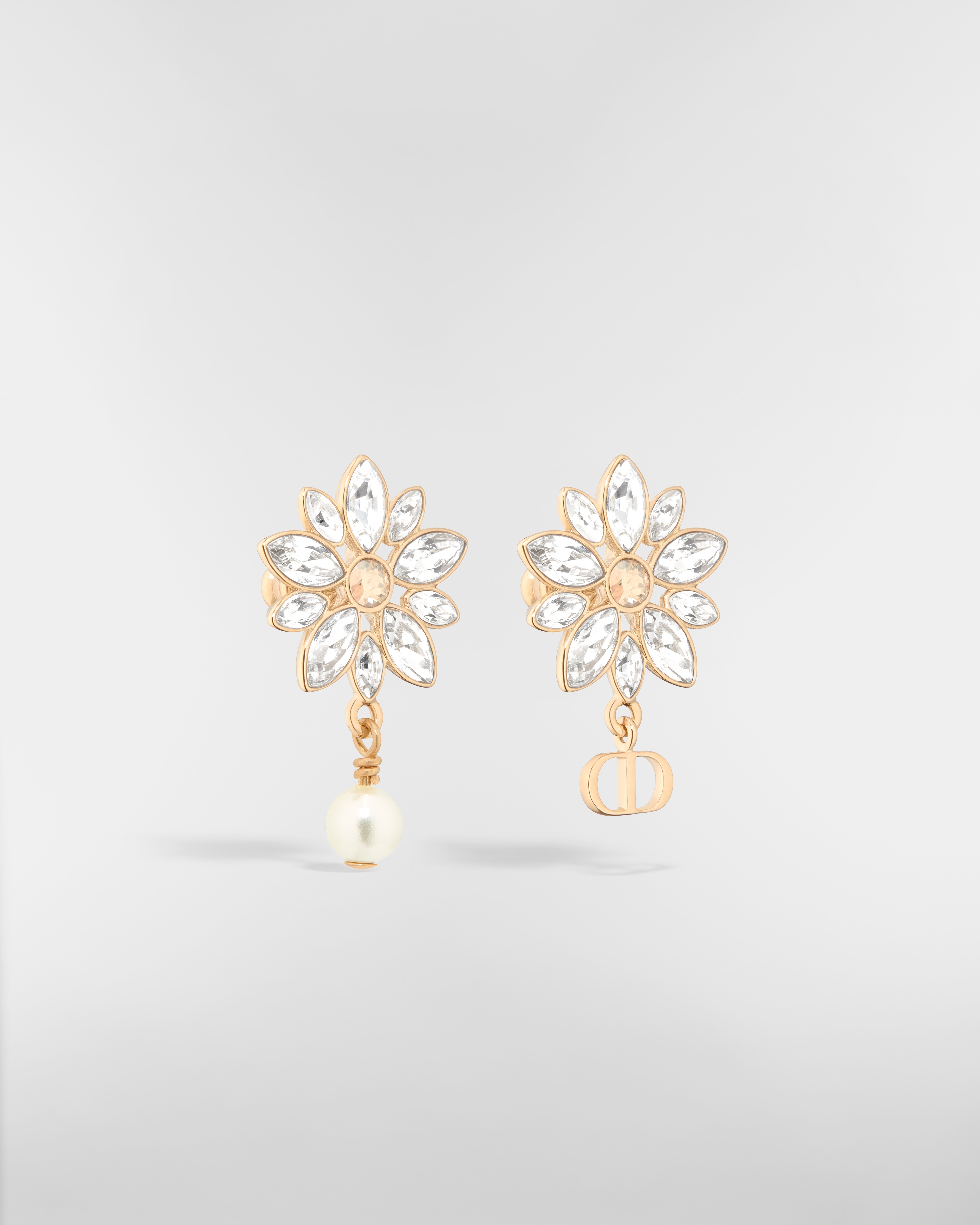 Boucles d'oreilles Fleur de Glace Métal finition doré pâle, perle en résine blanche et cristaux dorés et argentés E03