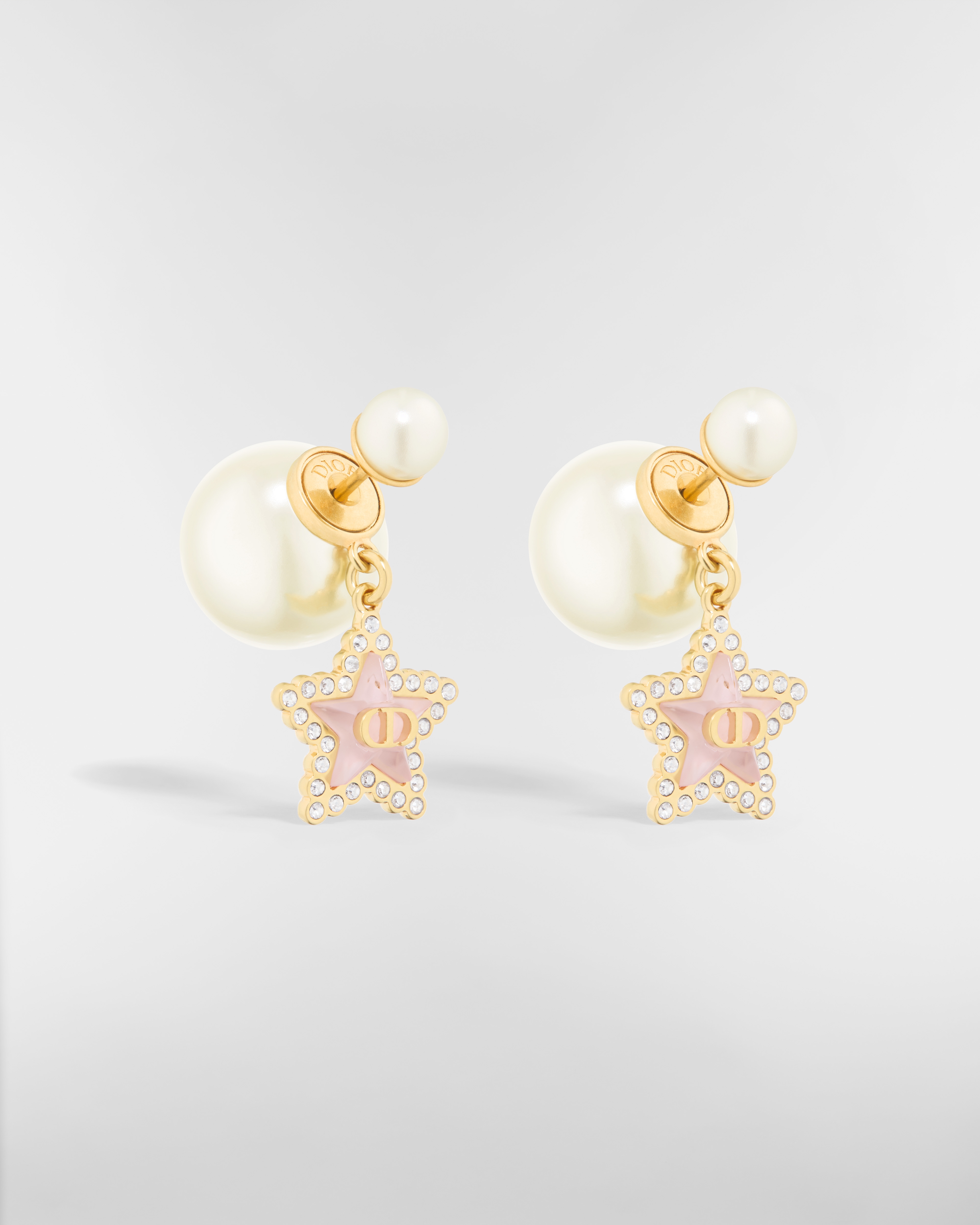 Dior Tribales-oorbellen Metaal met goudkleurige afwerking, witte harsparels, zilverkleurige kristallen en macaronroze glas E03