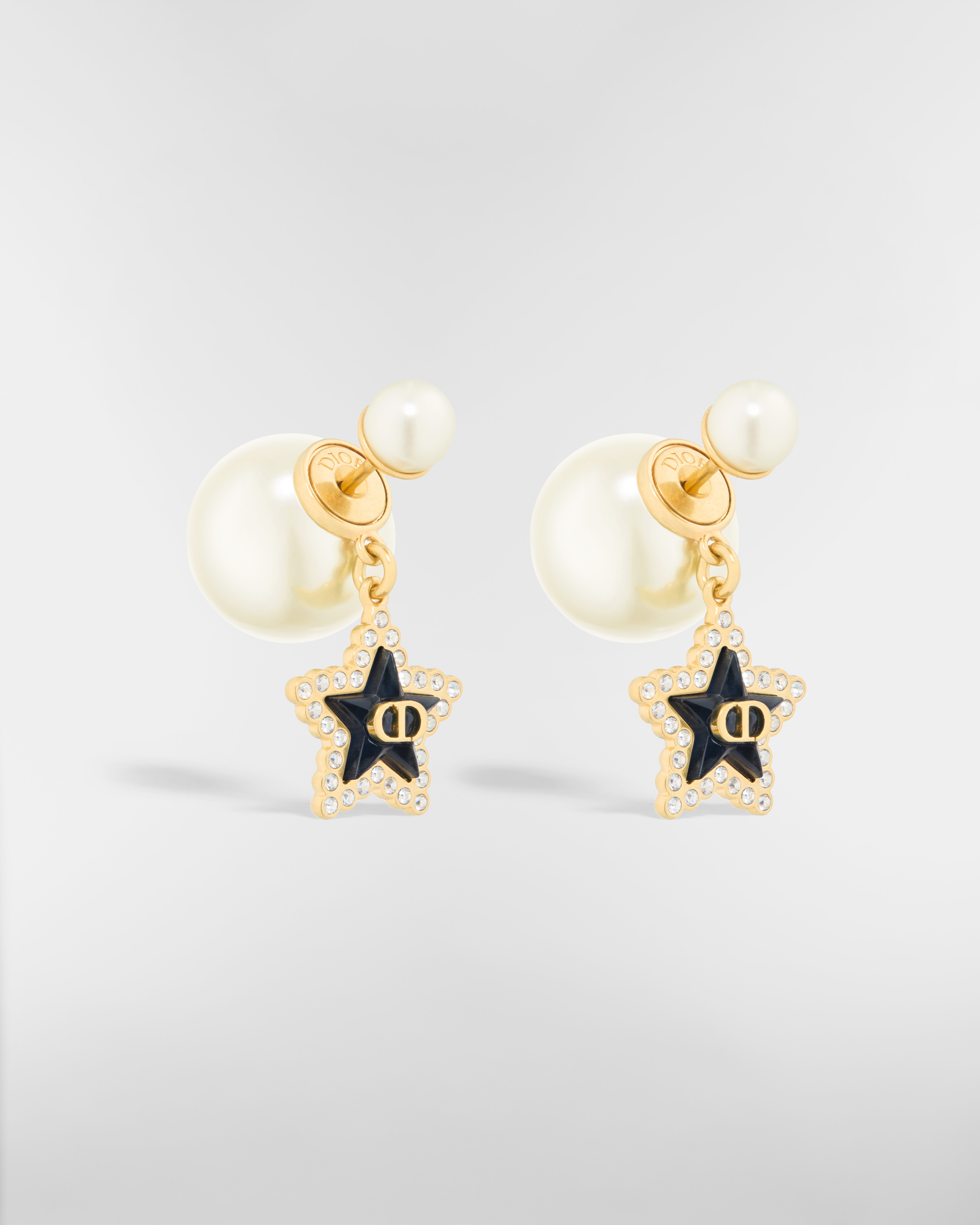 Dior Tribales-oorbellen Metaal met goudkleurige afwerking, witte harsparels, zilverkleurige kristallen en diep oceaanblauw glas E03