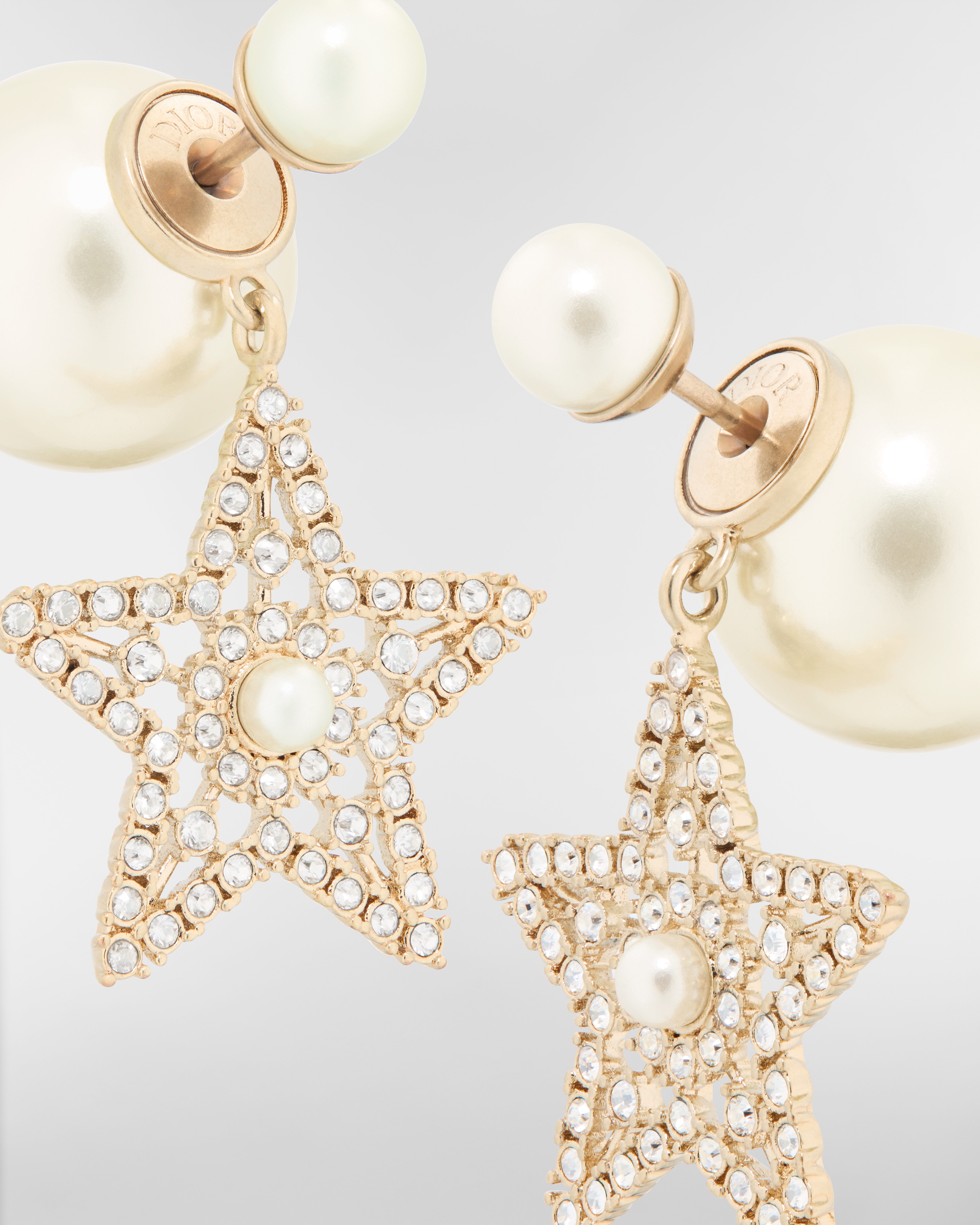 Orecchini Dior Tribales Metallo con finitura color oro pallido, perle in resina bianca e cristalli color argento E09