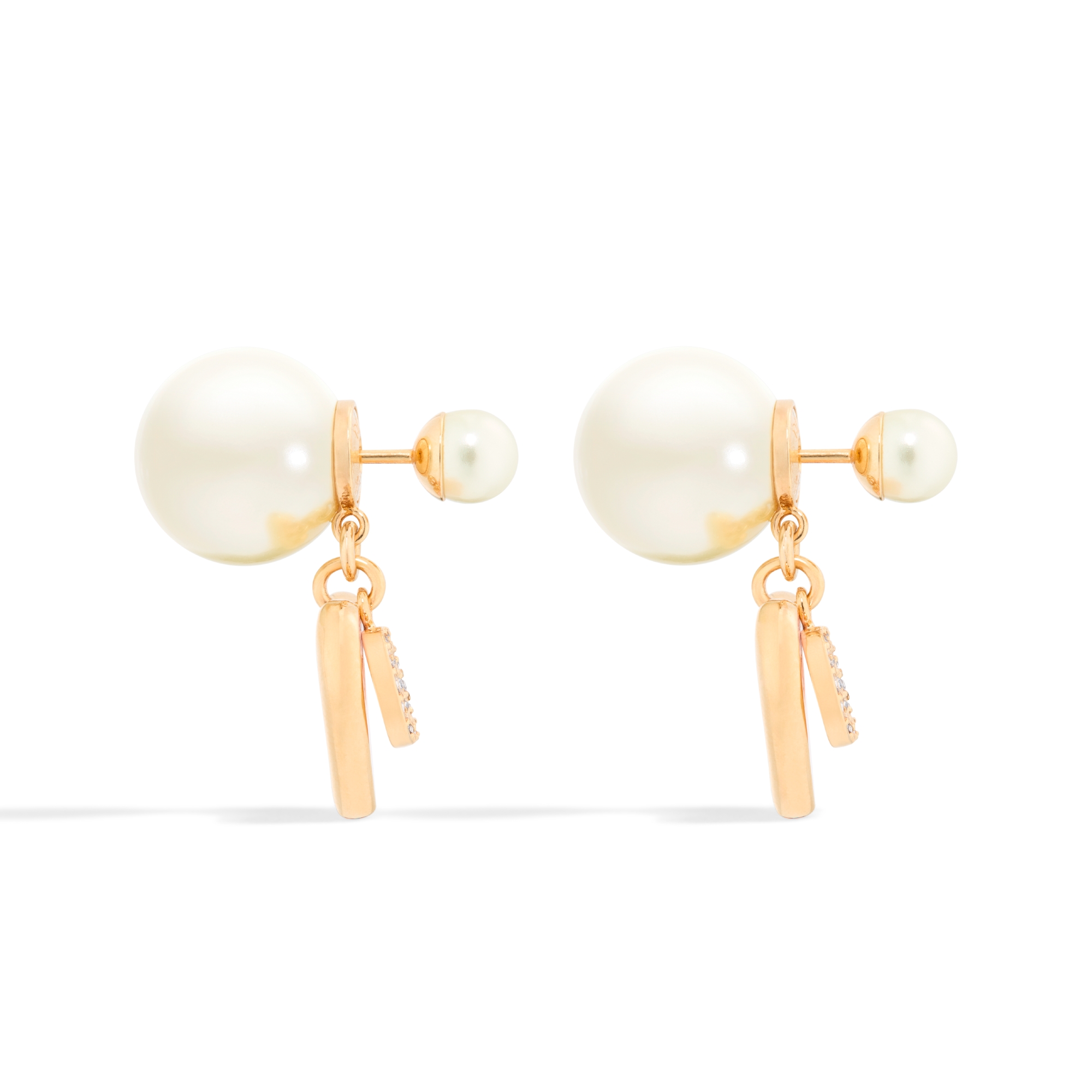 ต่างหู Dior Tribales รุ่น Dioramour โลหะเคลือบทอง ไข่มุกเรซินสีขาว คริสตัลโทนสีเงิน และงานเคลือบสีชมพูมาการอง E02