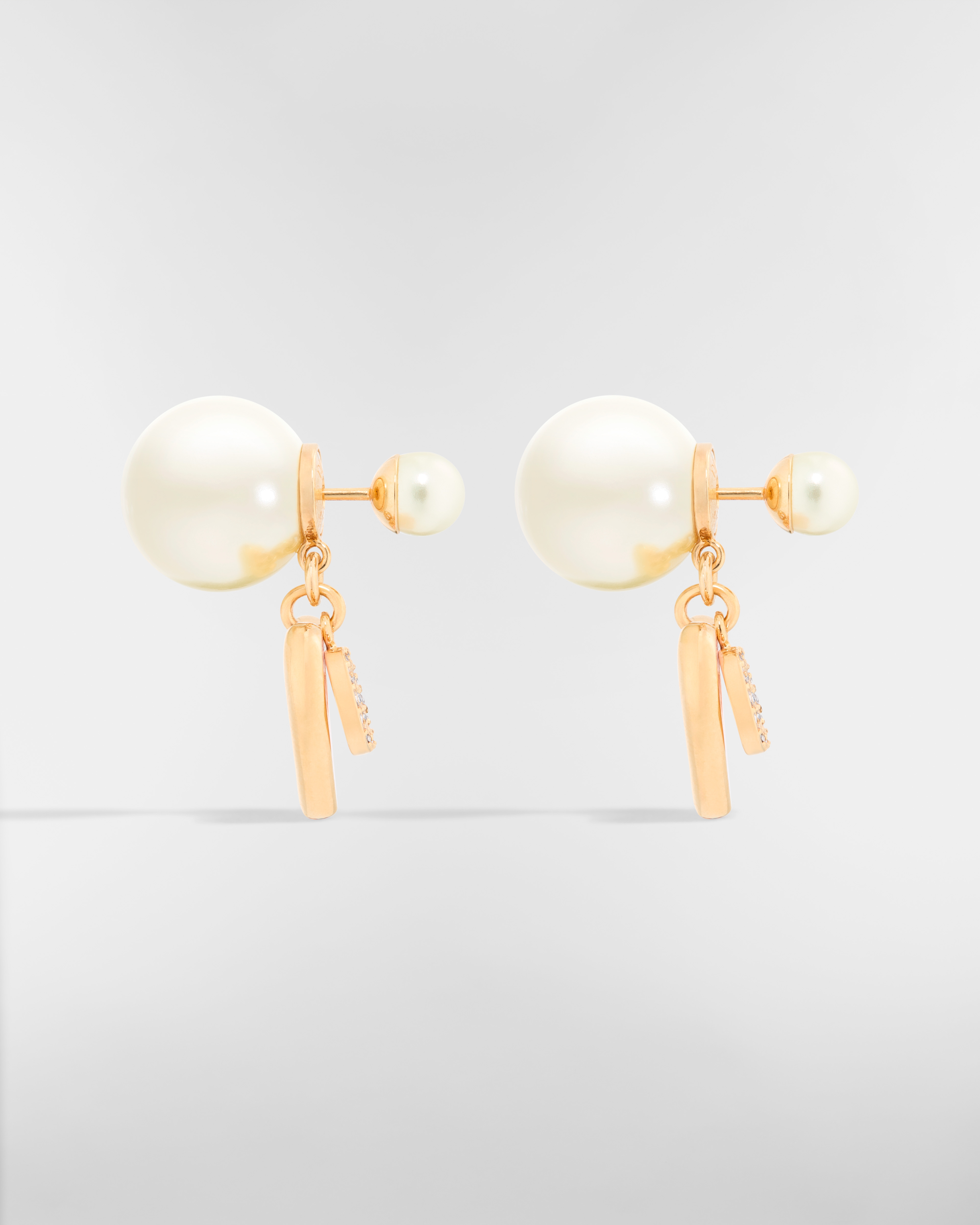Boucles d'oreilles Dior Tribales Dioramour Métal finition dorée, perles en résine blanche, cristaux argentés et laque rose macaron E02