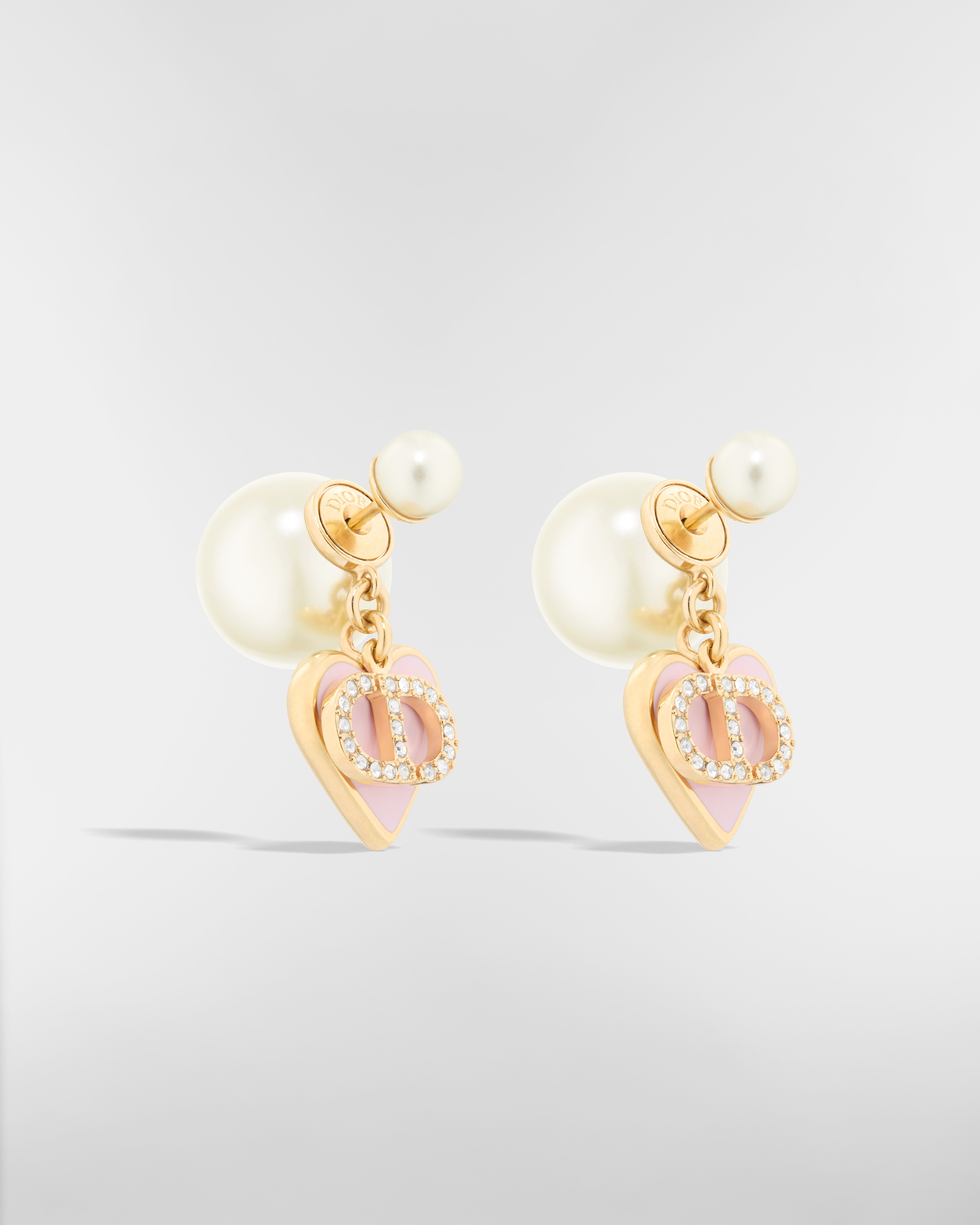 Boucles d'oreilles Dior Tribales Dioramour Métal finition dorée, perles en résine blanche, cristaux argentés et laque rose macaron E03