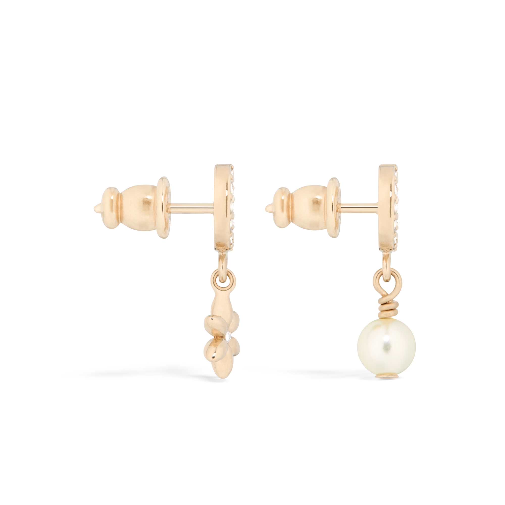 ต่างหู Petit CD Daisy โลหะเคลือบทองสีอ่อน ไข่มุกเรซินสีขาว และคริสตัลโทนสีเงิน E02