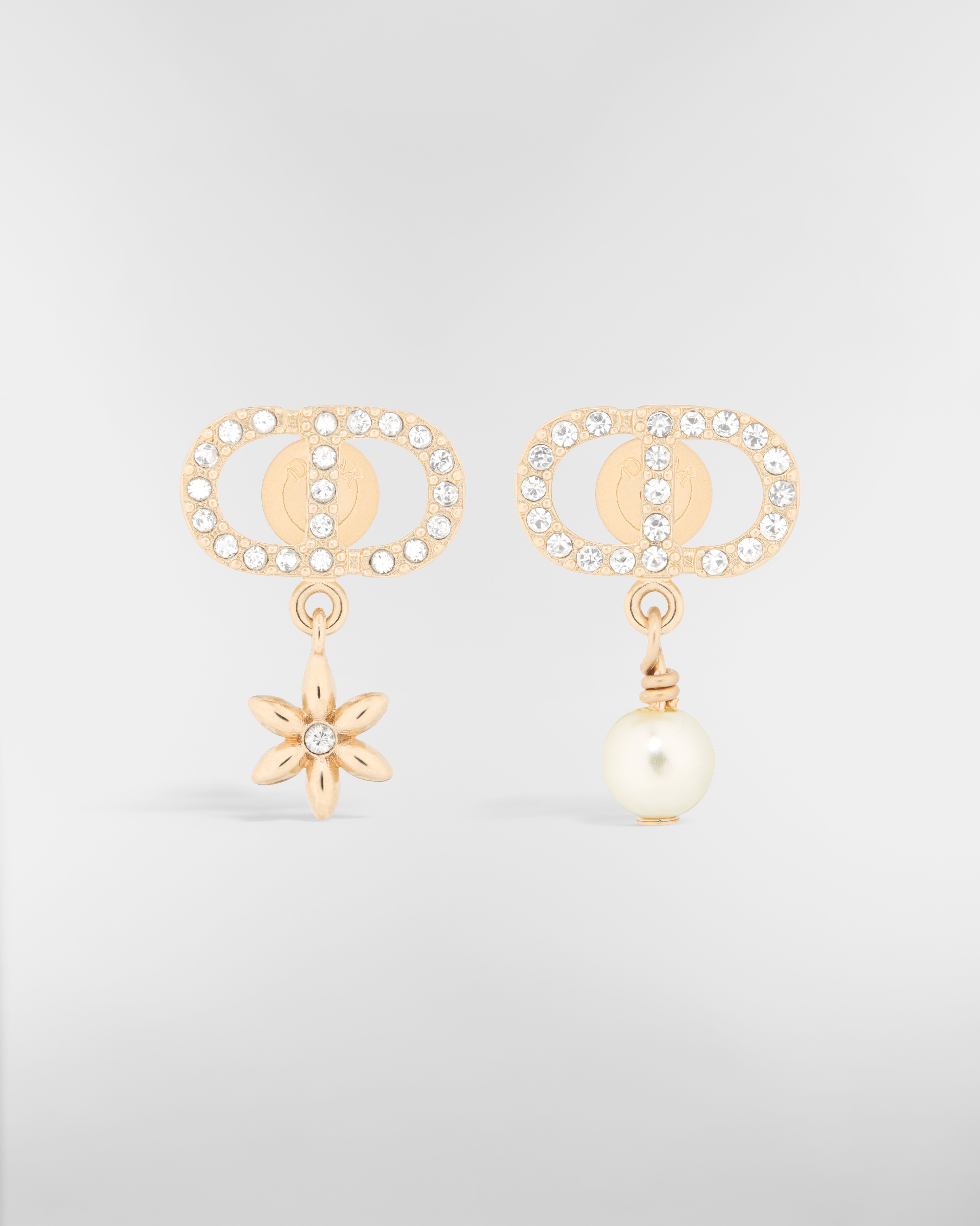 Boucles d'oreilles Petit CD Daisy Métal finition doré pâle, perle en résine blanche et cristaux argentés E01