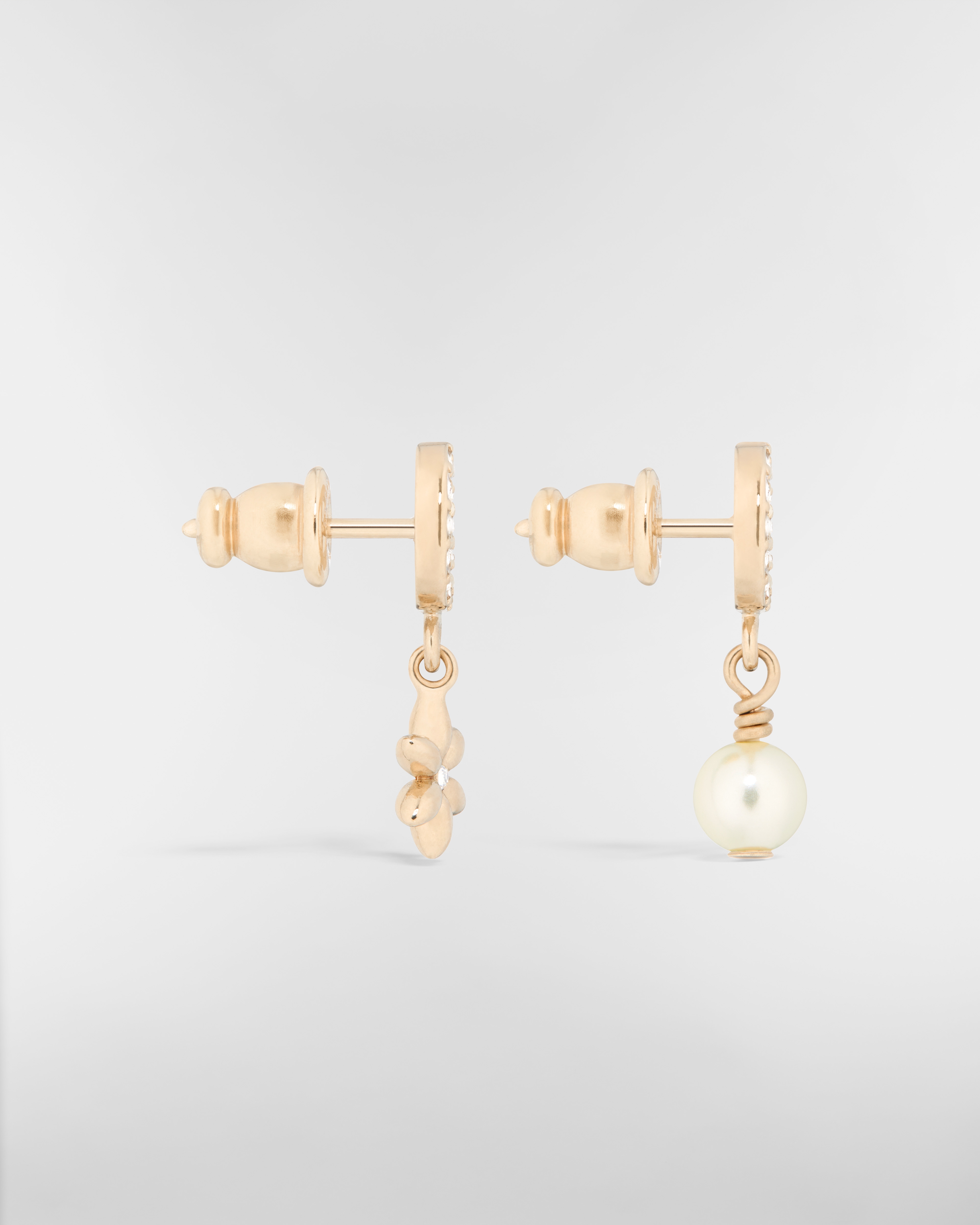 Boucles d'oreilles Petit CD Daisy Métal finition doré pâle, perle en résine blanche et cristaux argentés E02