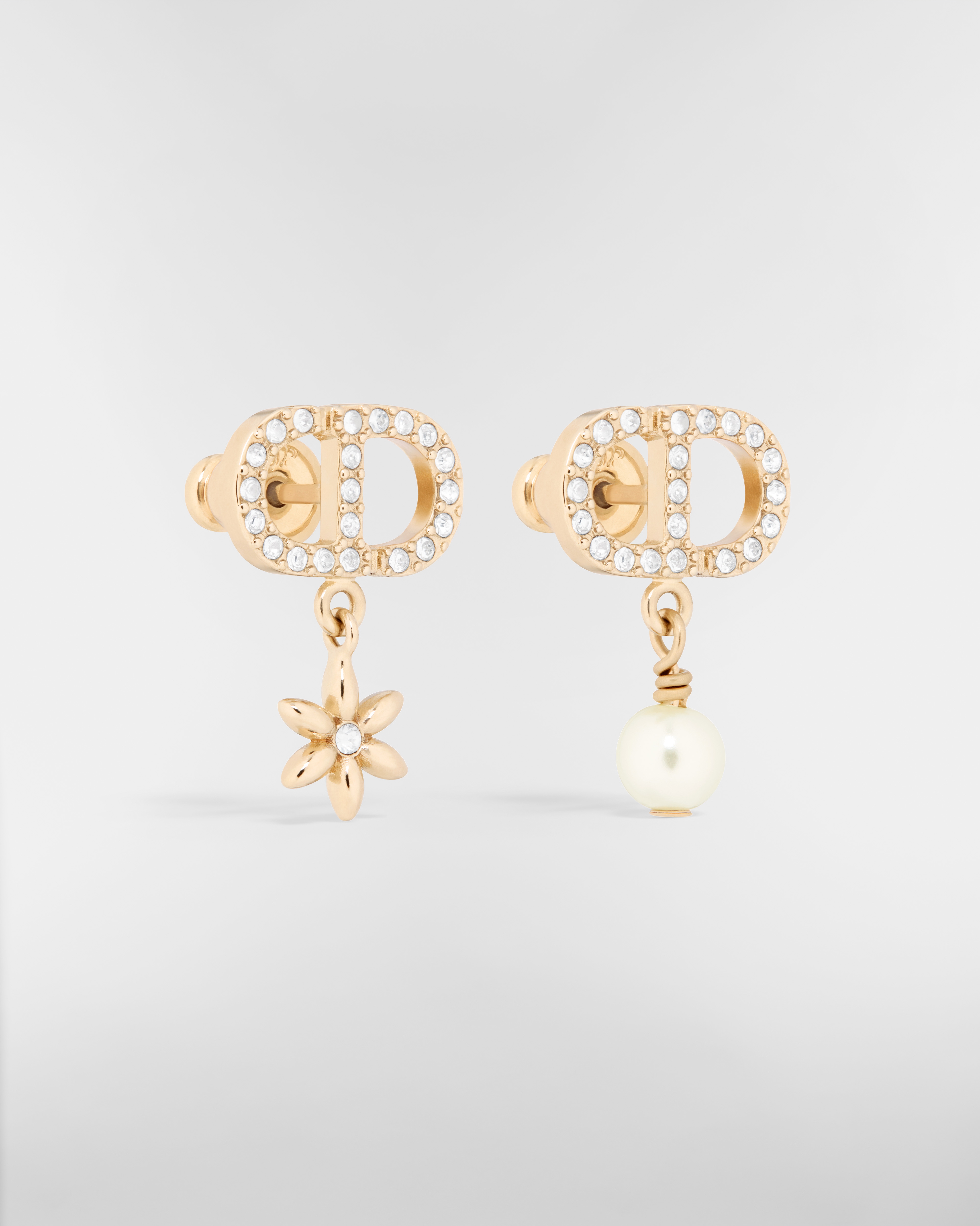 Boucles d'oreilles Petit CD Daisy Métal finition doré pâle, perle en résine blanche et cristaux argentés E03