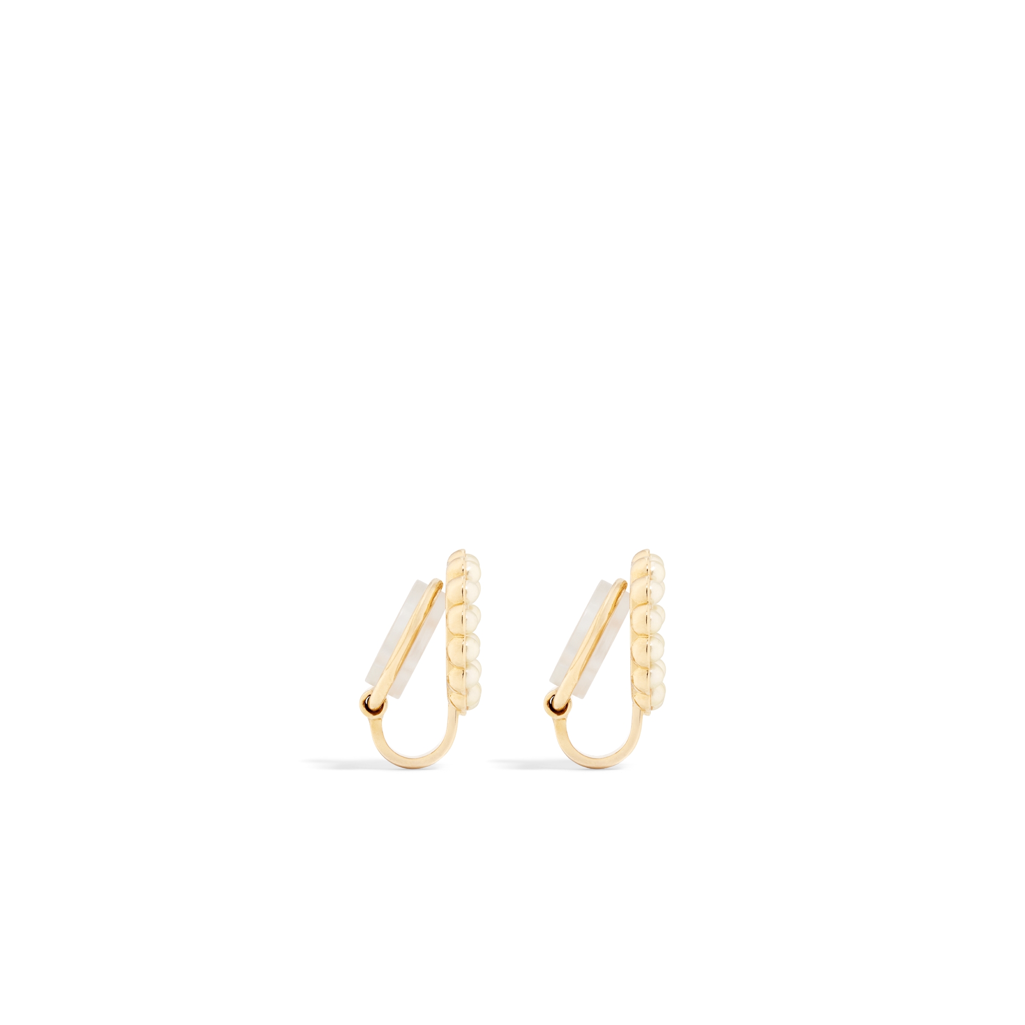 ต่างหู Petit CD Circle แบบหนีบ โลหะเคลือบทองและไข่มุกเรซินสีขาว E02