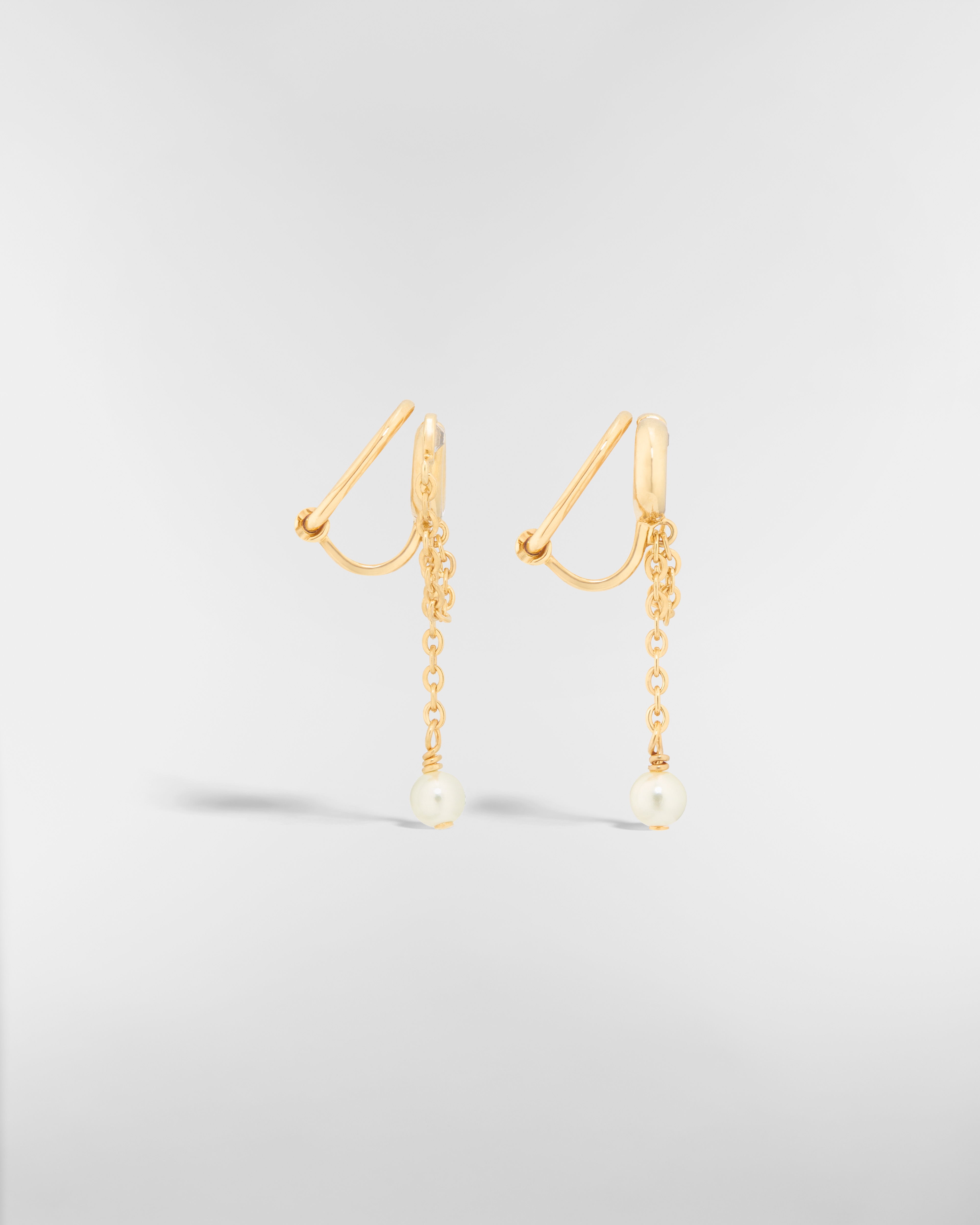 ต่างหู CD Navy แบบหนีบ โลหะเคลือบทอง ไข่มุกเรซินสีขาว และคริสตัลโทนสีเงิน E02