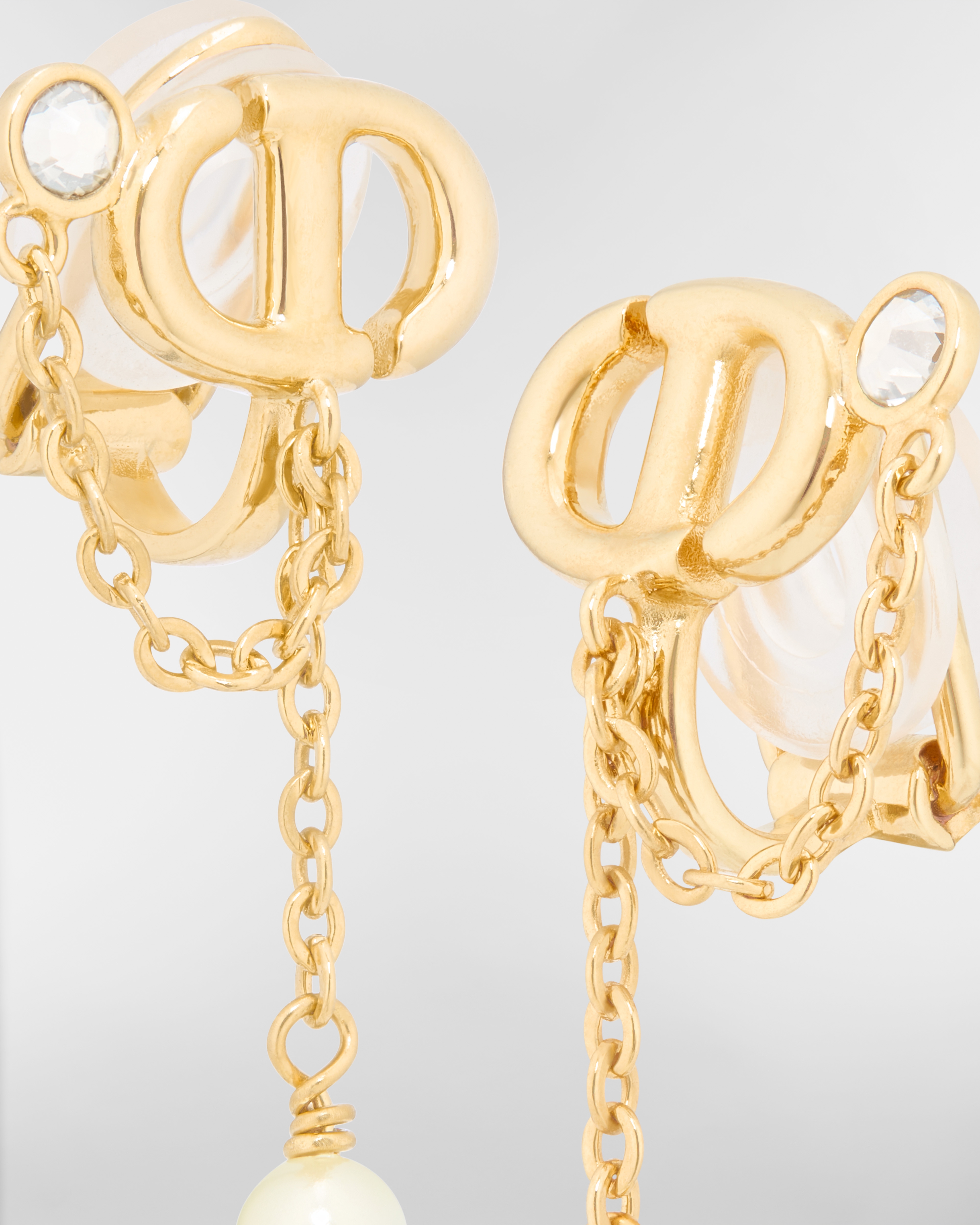 ต่างหู CD Navy แบบหนีบ โลหะเคลือบทอง ไข่มุกเรซินสีขาว และคริสตัลโทนสีเงิน E09