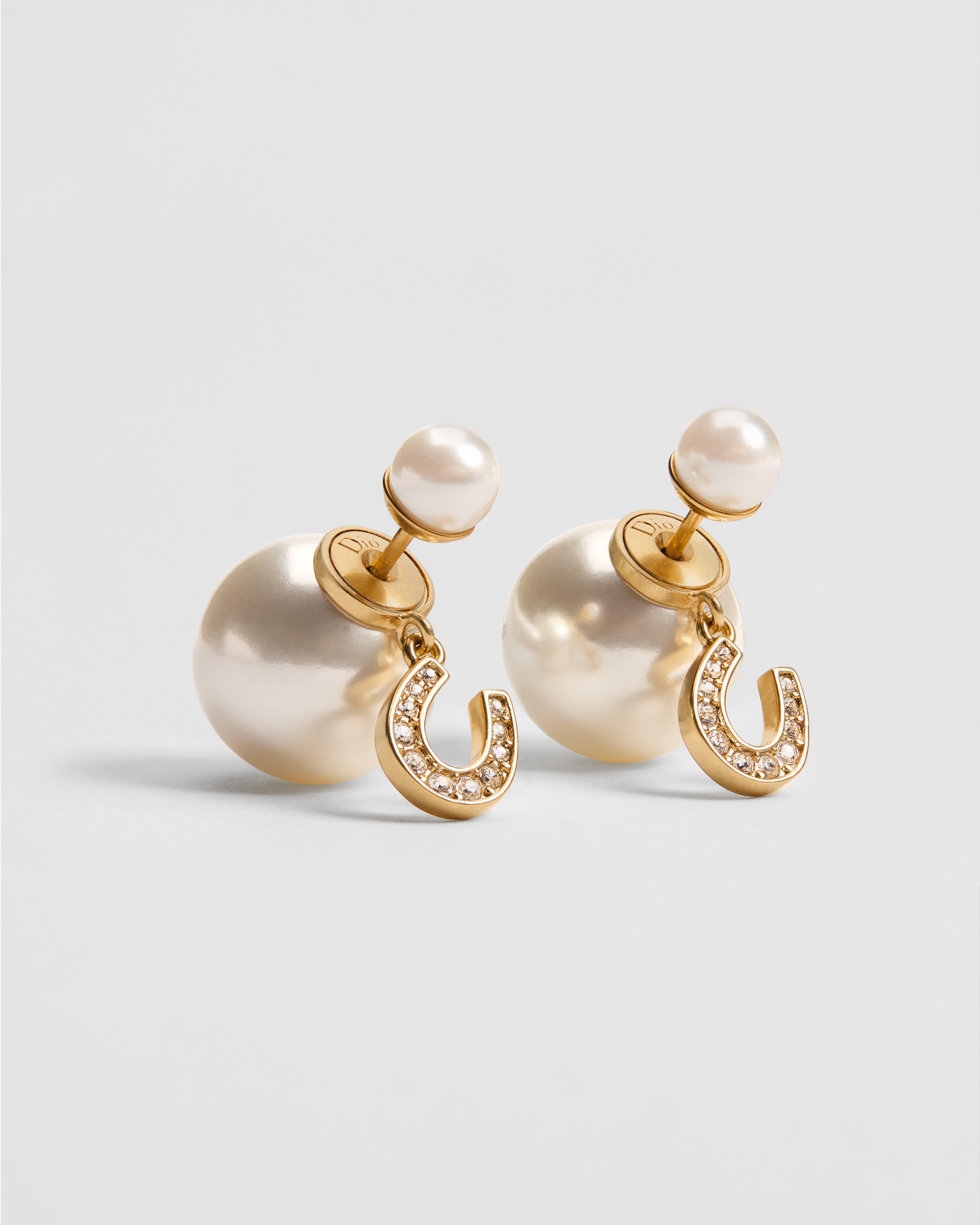 Dior Tribales-oorbellen uit de Lucky Dior-lijn Metaal met goudkleurige afwerking, witte harsparels en witte kristallen E01