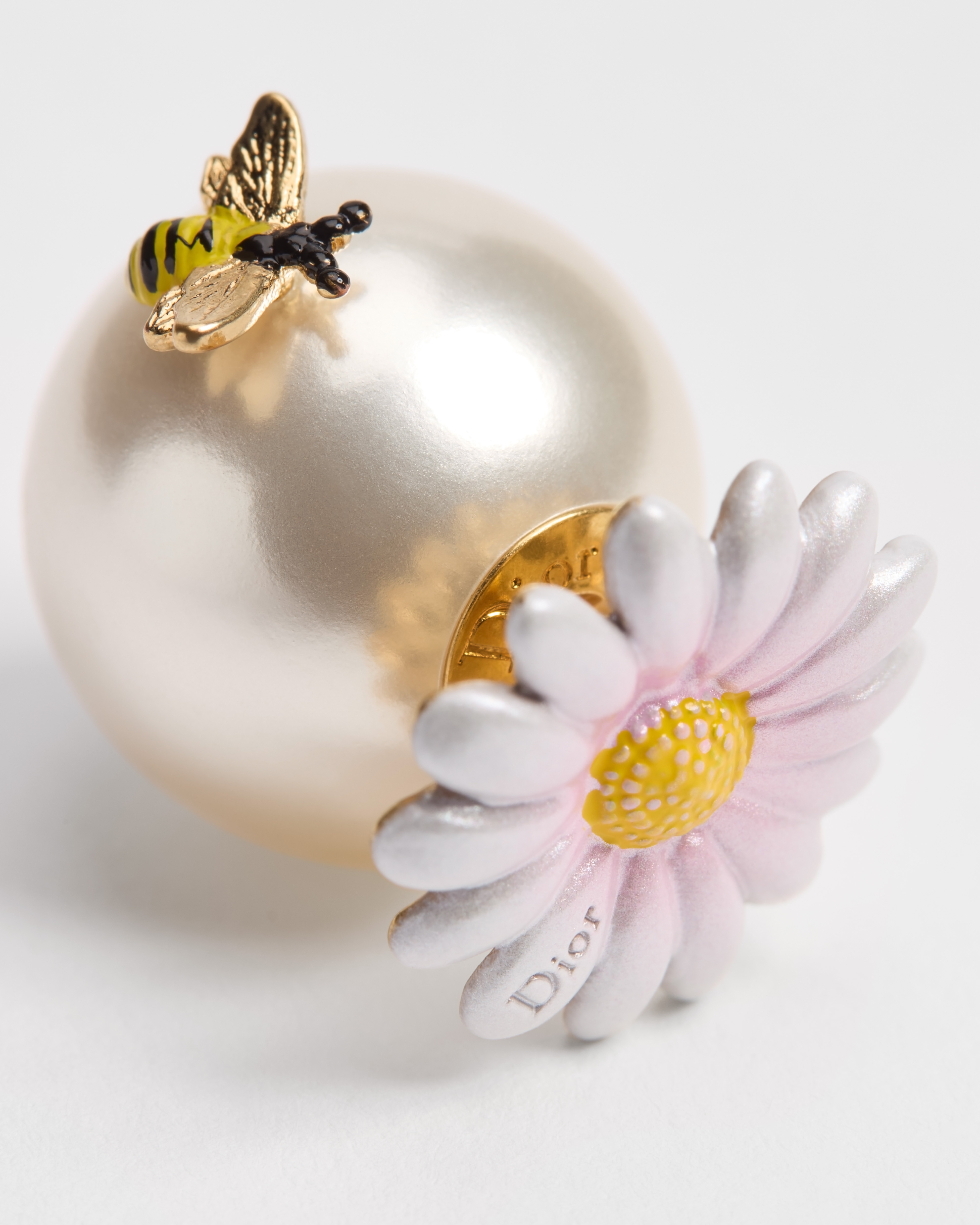 Boucles d'oreilles Dior Tribales Dior Daisy Métal finition dorée, perles en résine blanche et laque multicolore E09