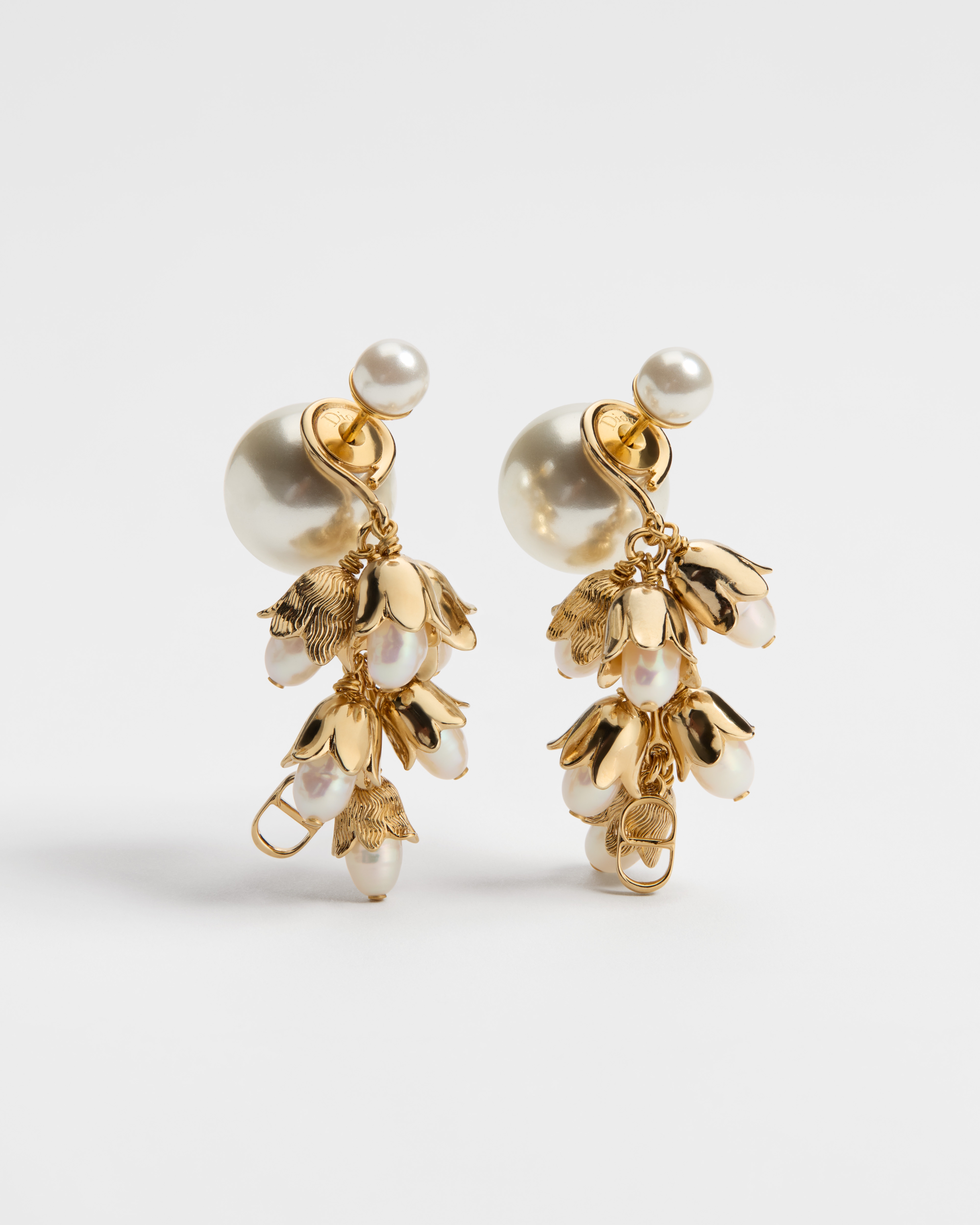 Dior Tribales-oorbellen Metaal met goudkleurige afwerking, witte harsparels en zoetwaterparels E01