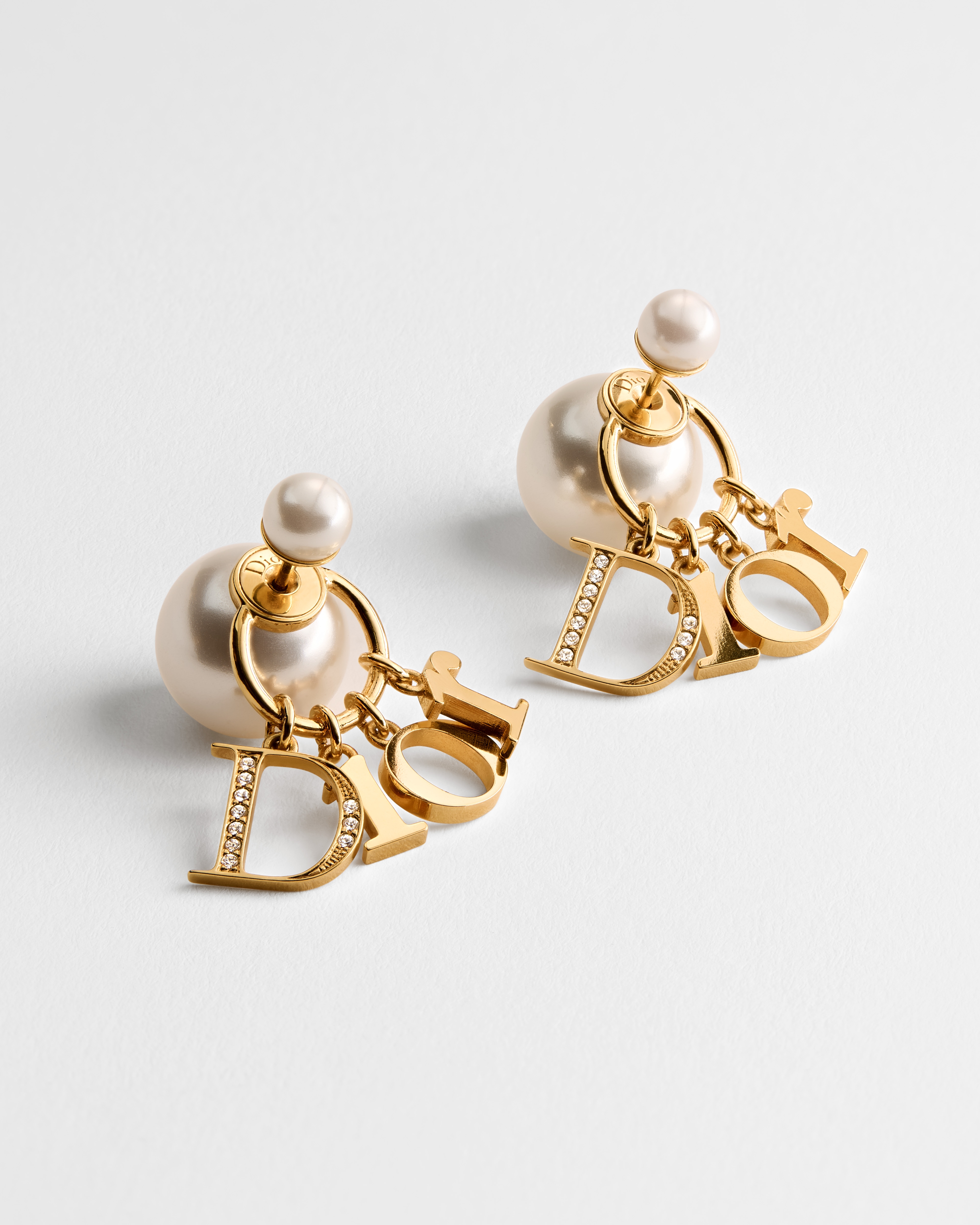 Orecchini Dior Tribales Metallo con finitura color oro, perle in resina bianca e cristalli E01