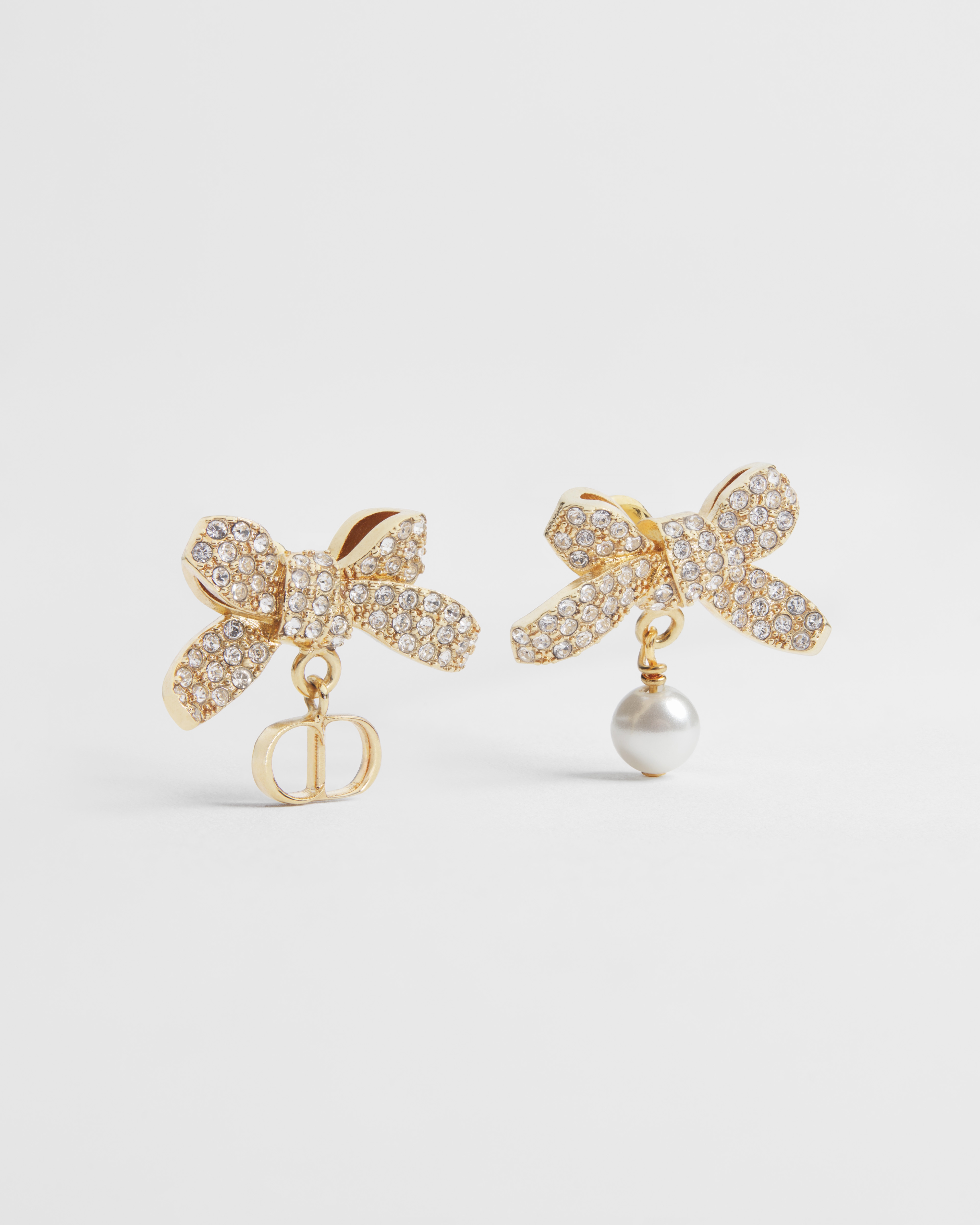 Delicate Bow-oorbellen Metaal met goudkleurige afwerking, witte harsparels en kristallen E01