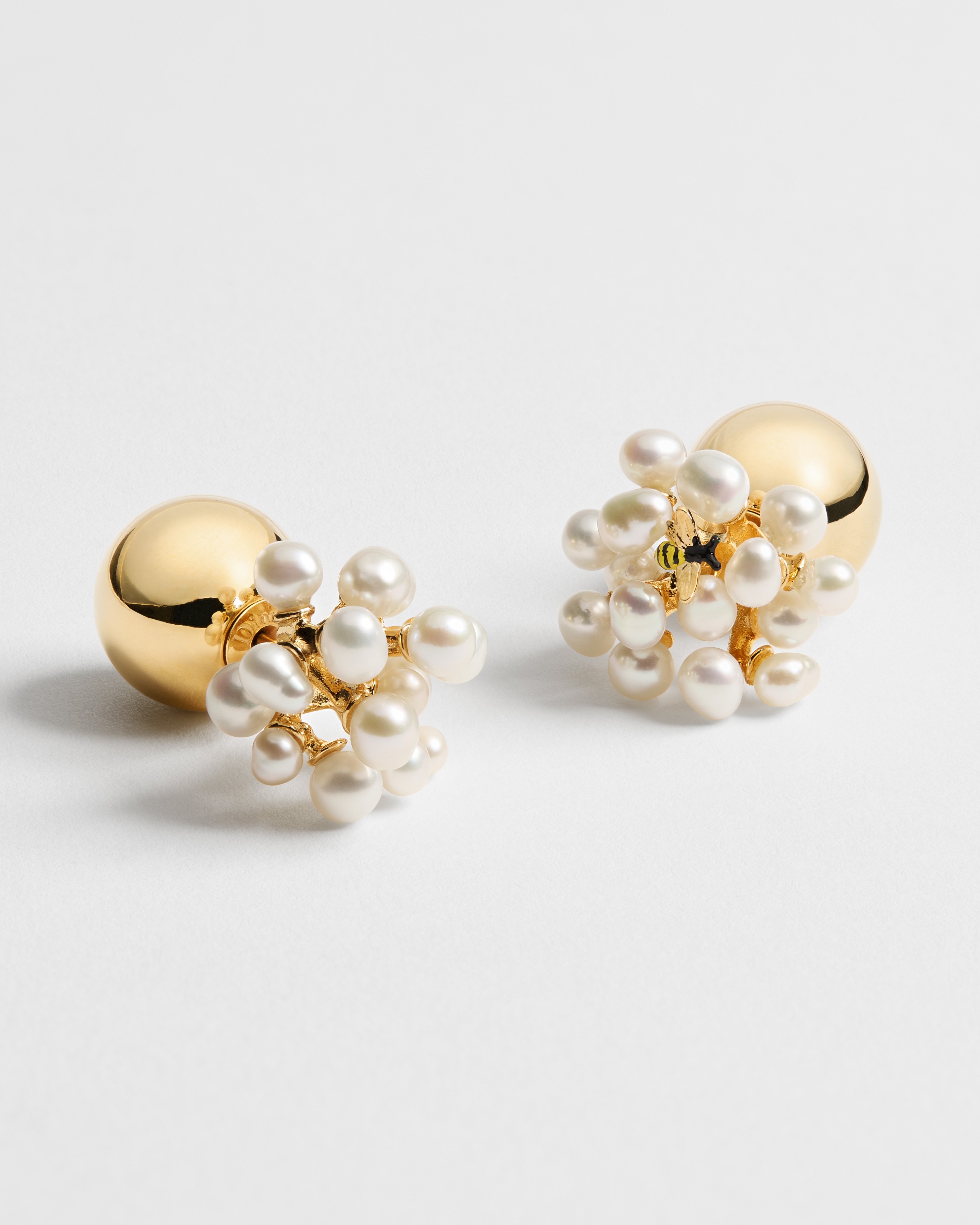 Dior Tribales 耳環 金色飾面金屬、淡水珍珠和多色釉漆 E03