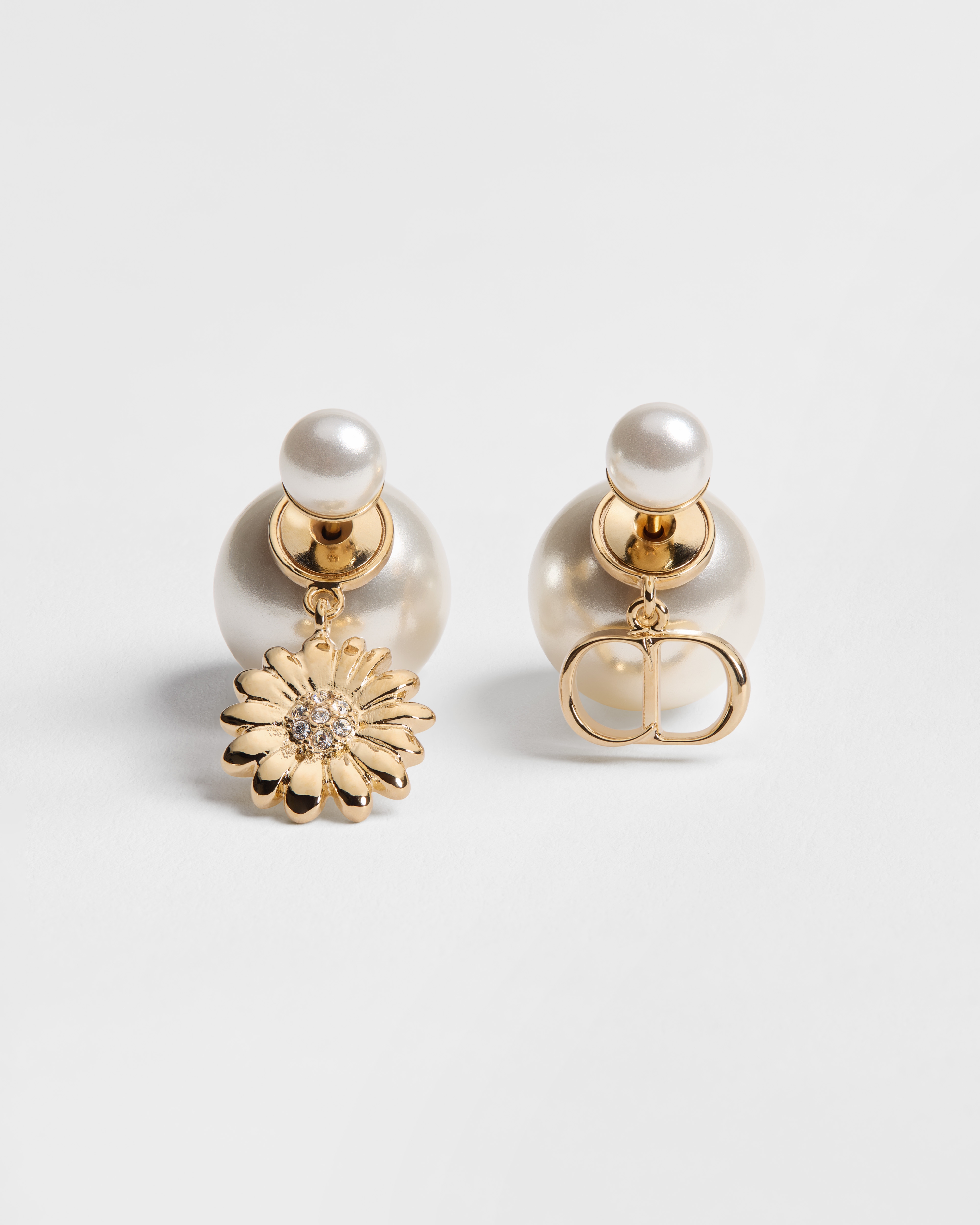 Pendientes Dior Tribales Metal dorado, abalorios de resina blancos y cristales E01
