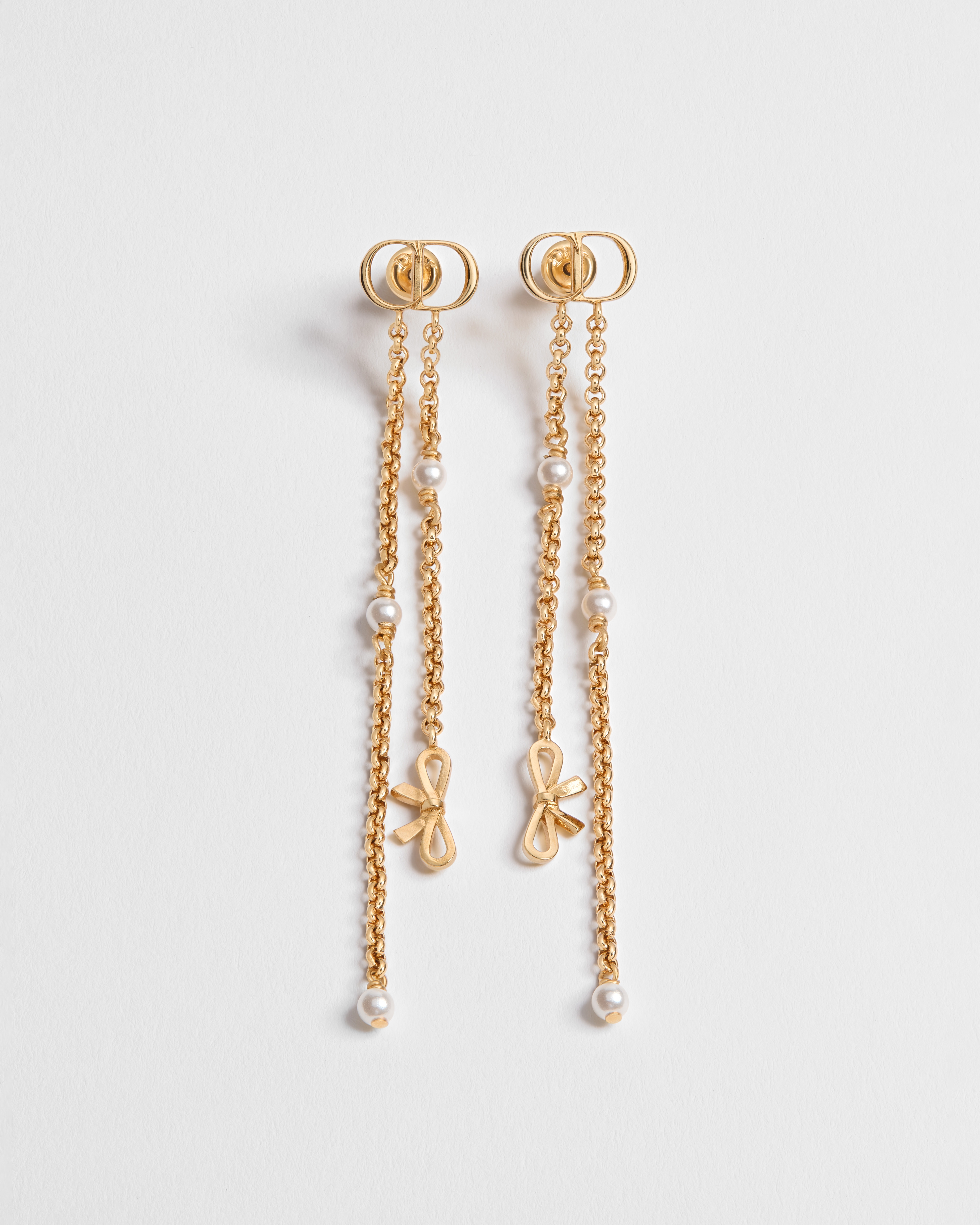 CD Mini Bow-oorbellen Metaal met goudkleurige afwerking en witte harsparels E01