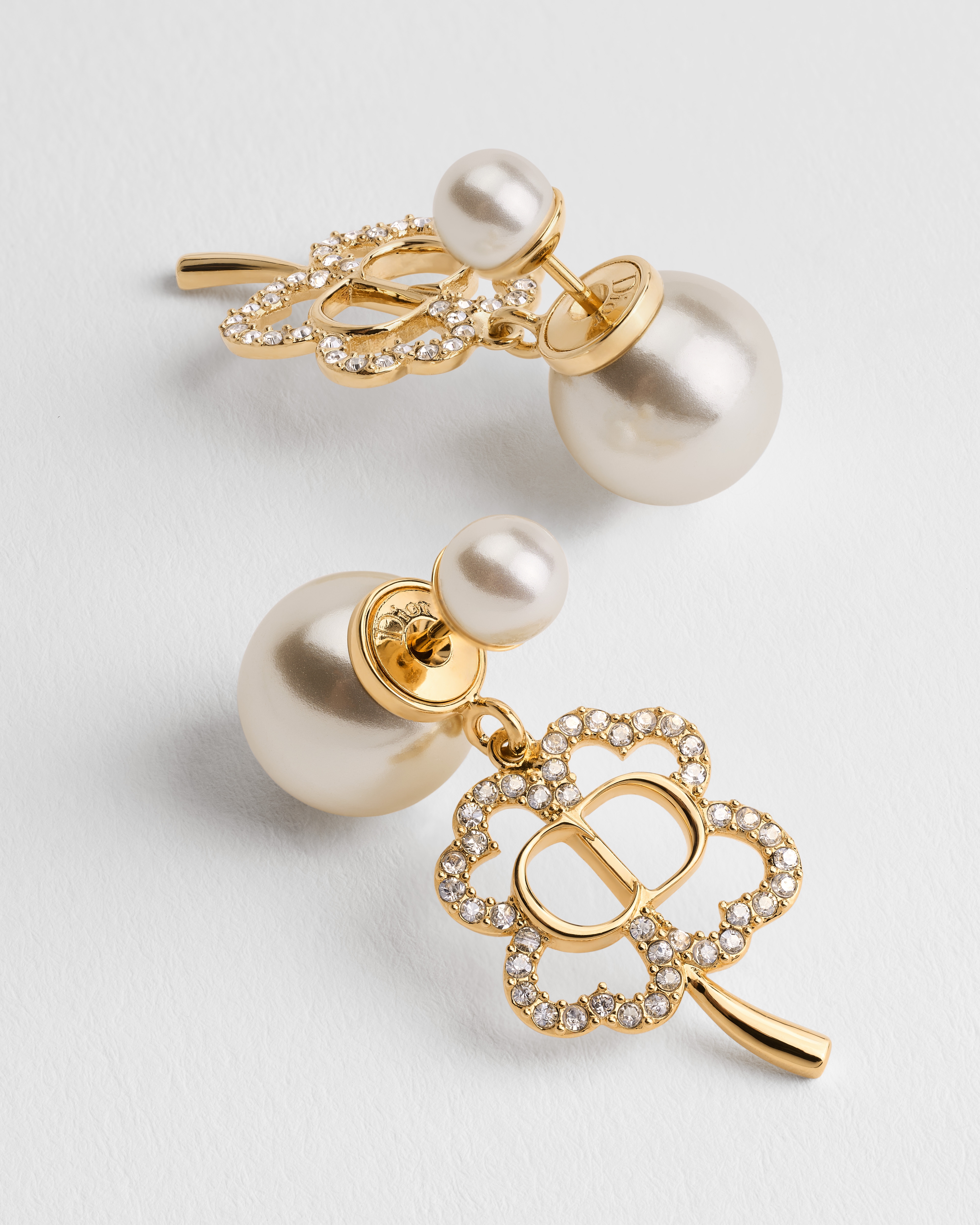 Dior Tribales-oorbellen Metaal met goudkleurige afwerking, witte harsparels en kristallen E03