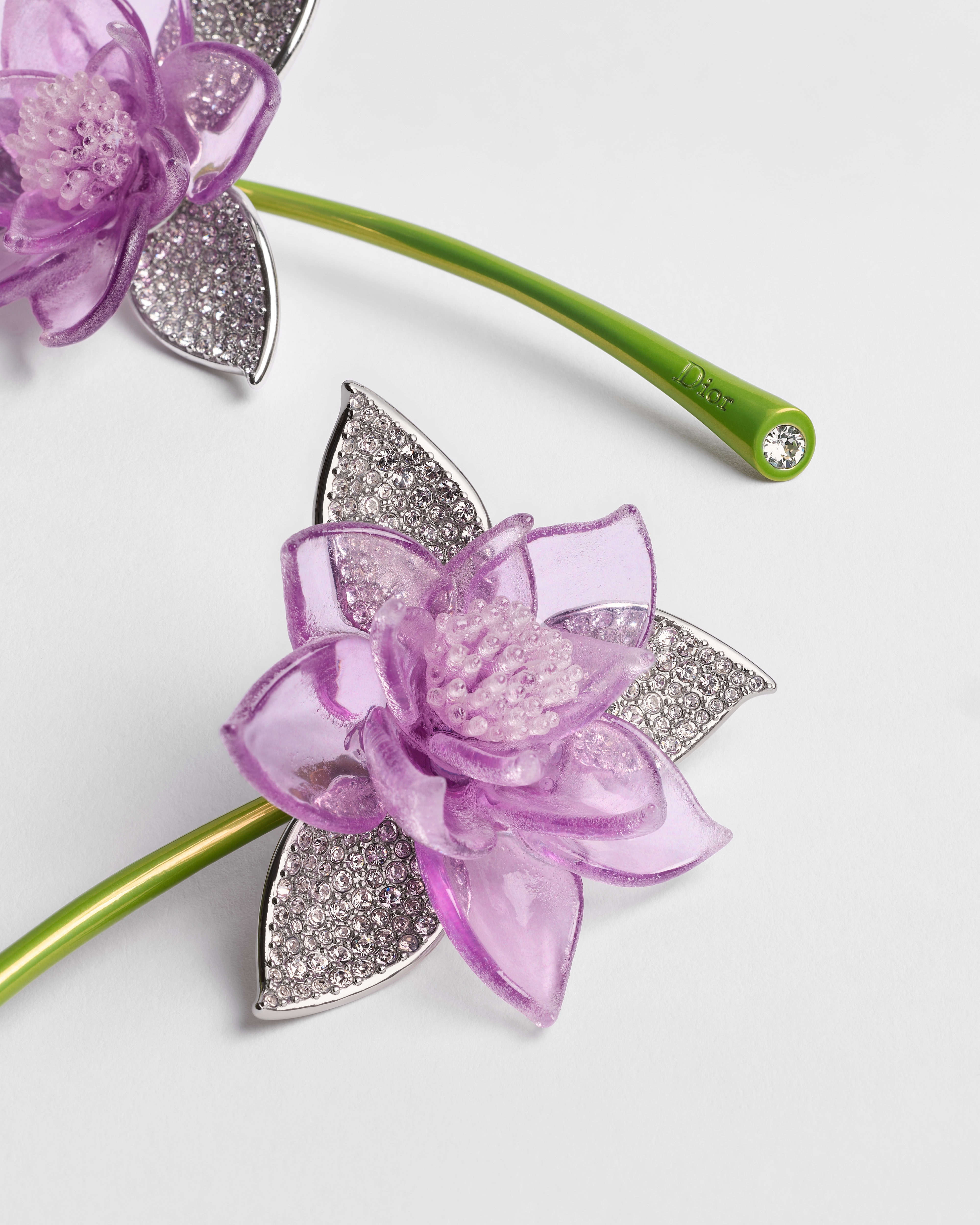 Boucles d'oreilles Dior en Fleurs Métal finition argentée, cristaux, résine violette et laque verte E09