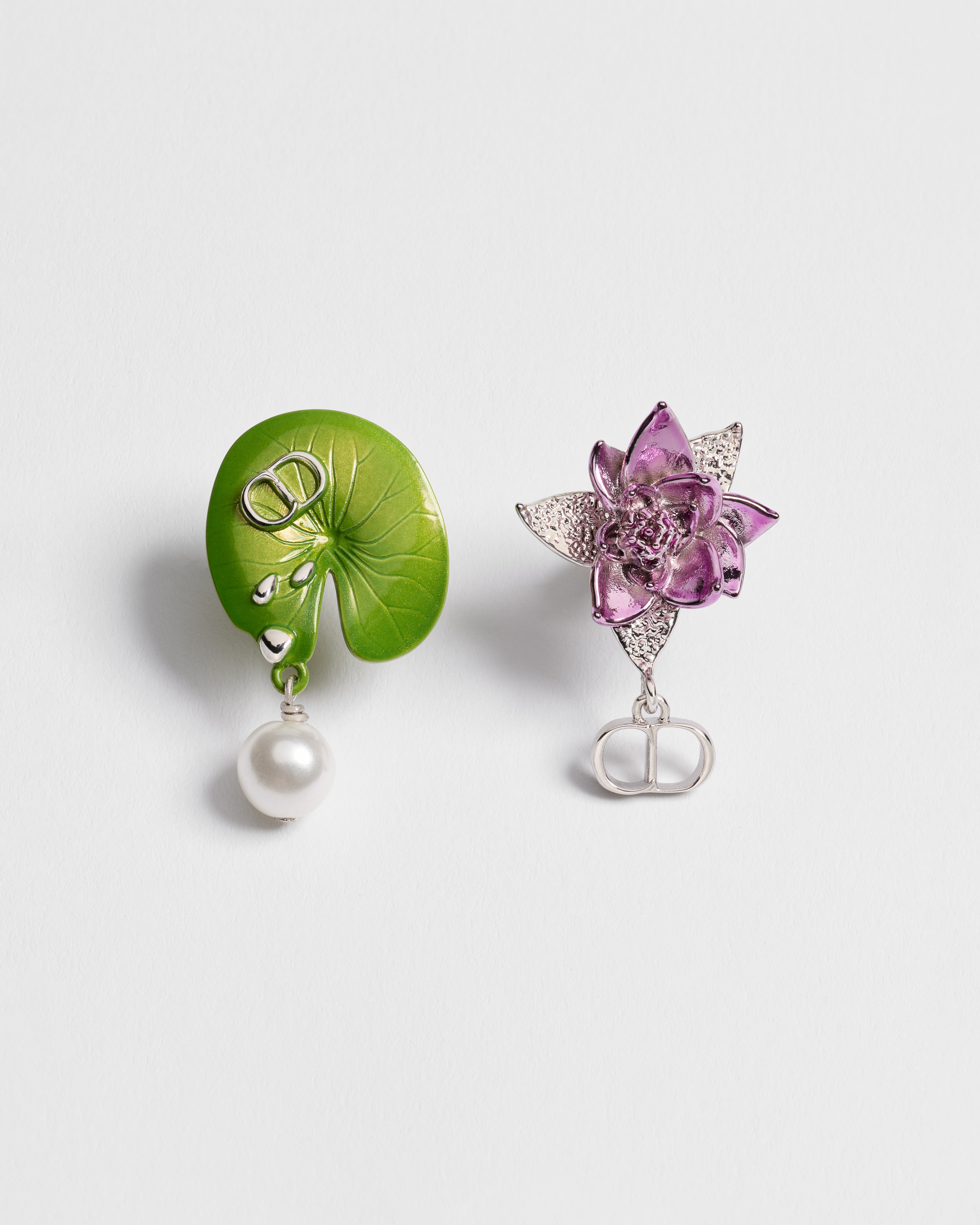 Orecchini Dior en Fleurs Metallo con finitura color argento, perle in resina bianca, cristalli e lacca viola e verde E01
