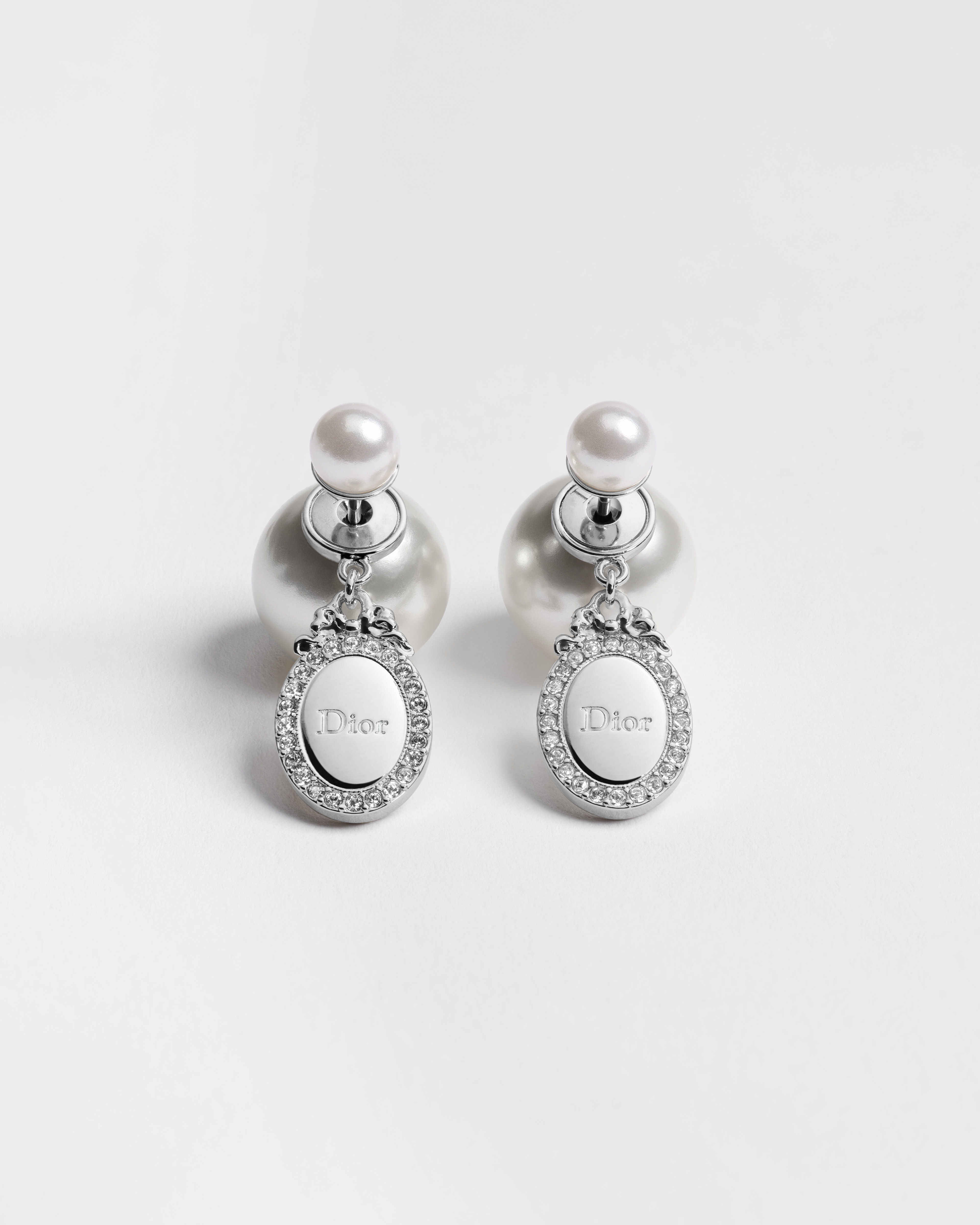 Boucles d'oreilles Dior Tribales Métal finition argentée, perles en résine blanche et cristaux E01