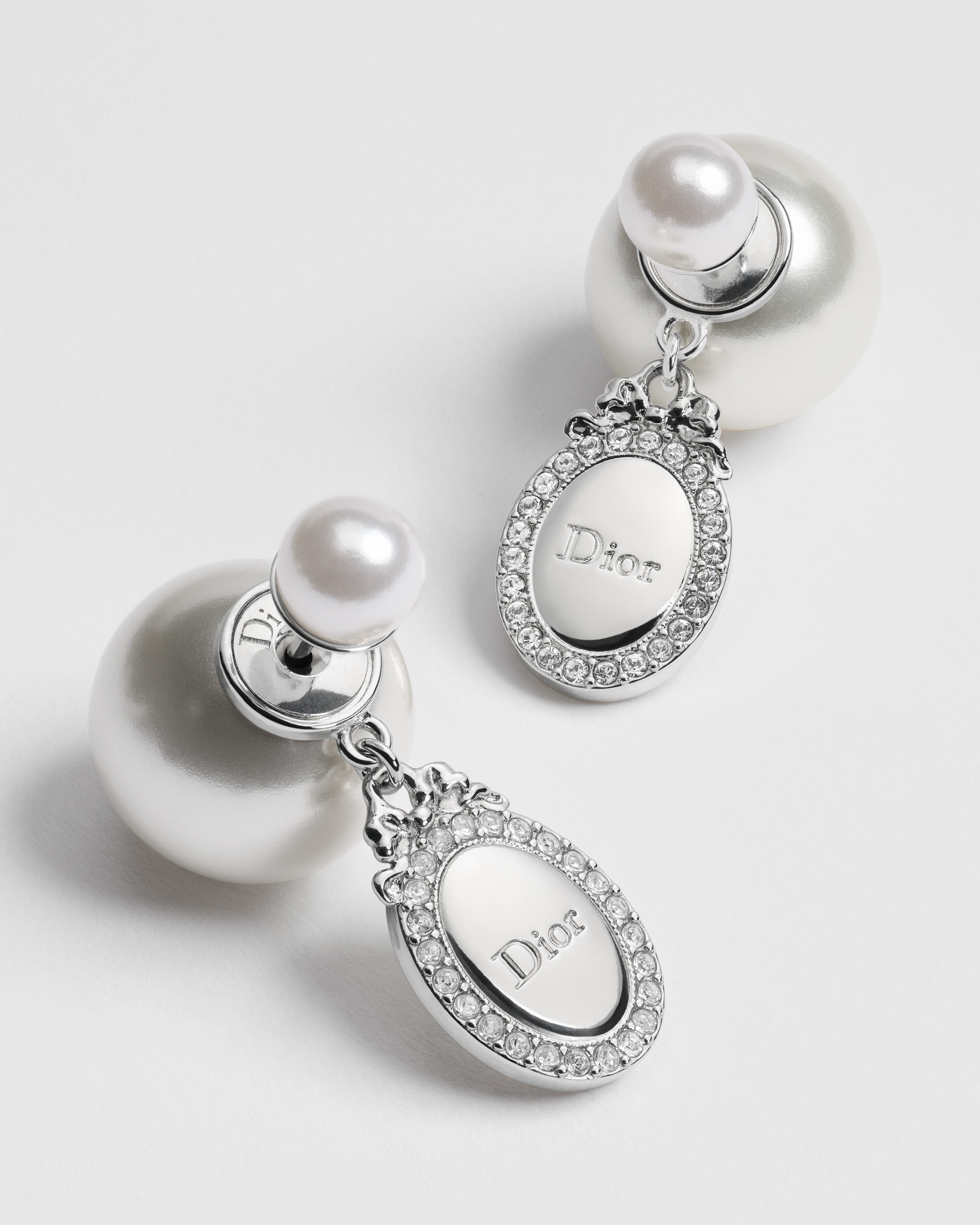 Boucles d'oreilles Dior Tribales Métal finition argentée, perles en résine blanche et cristaux E09