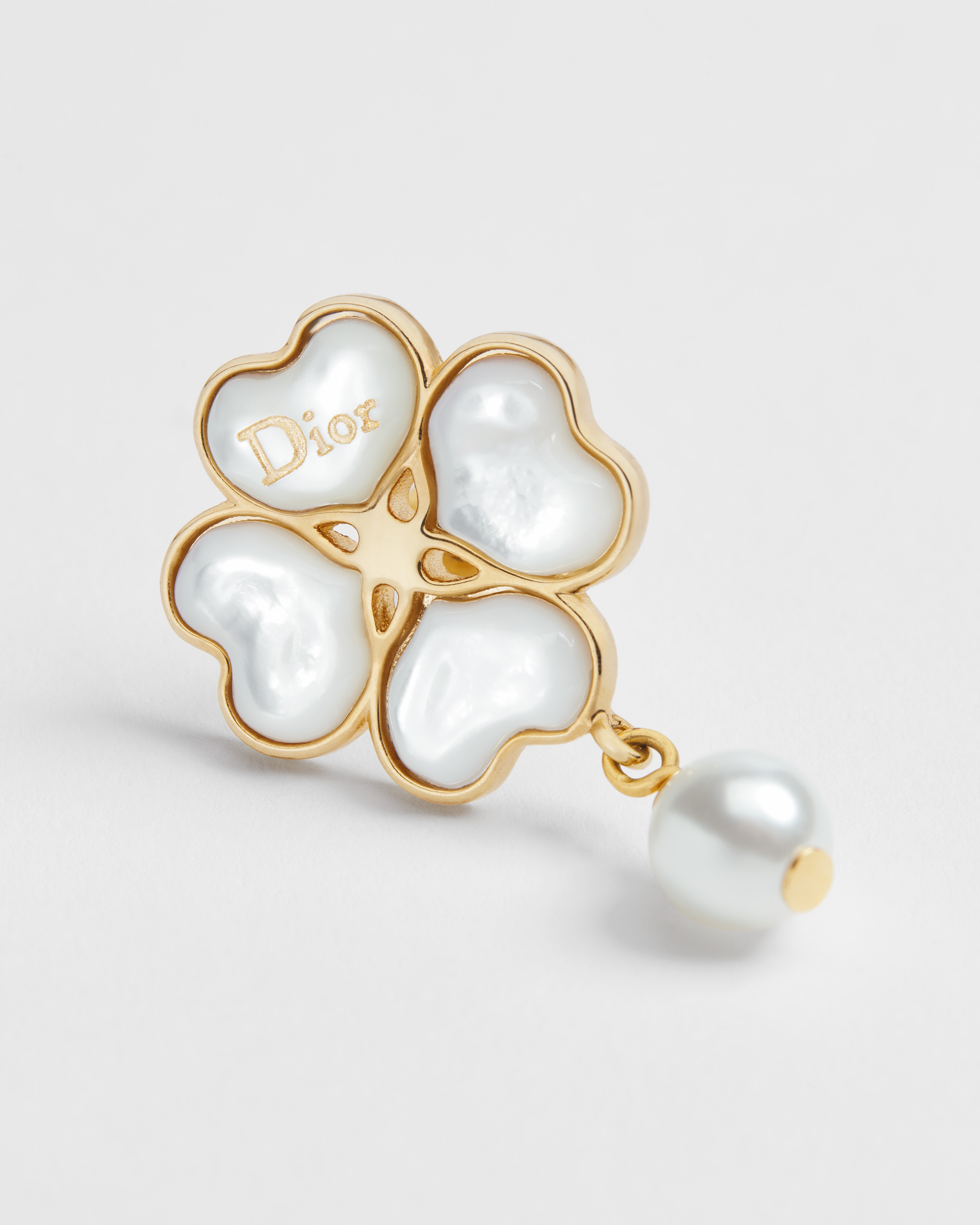 Pendientes Dior Sparkling Clover Metal dorado, abalorio de resina blanco y nácar E09