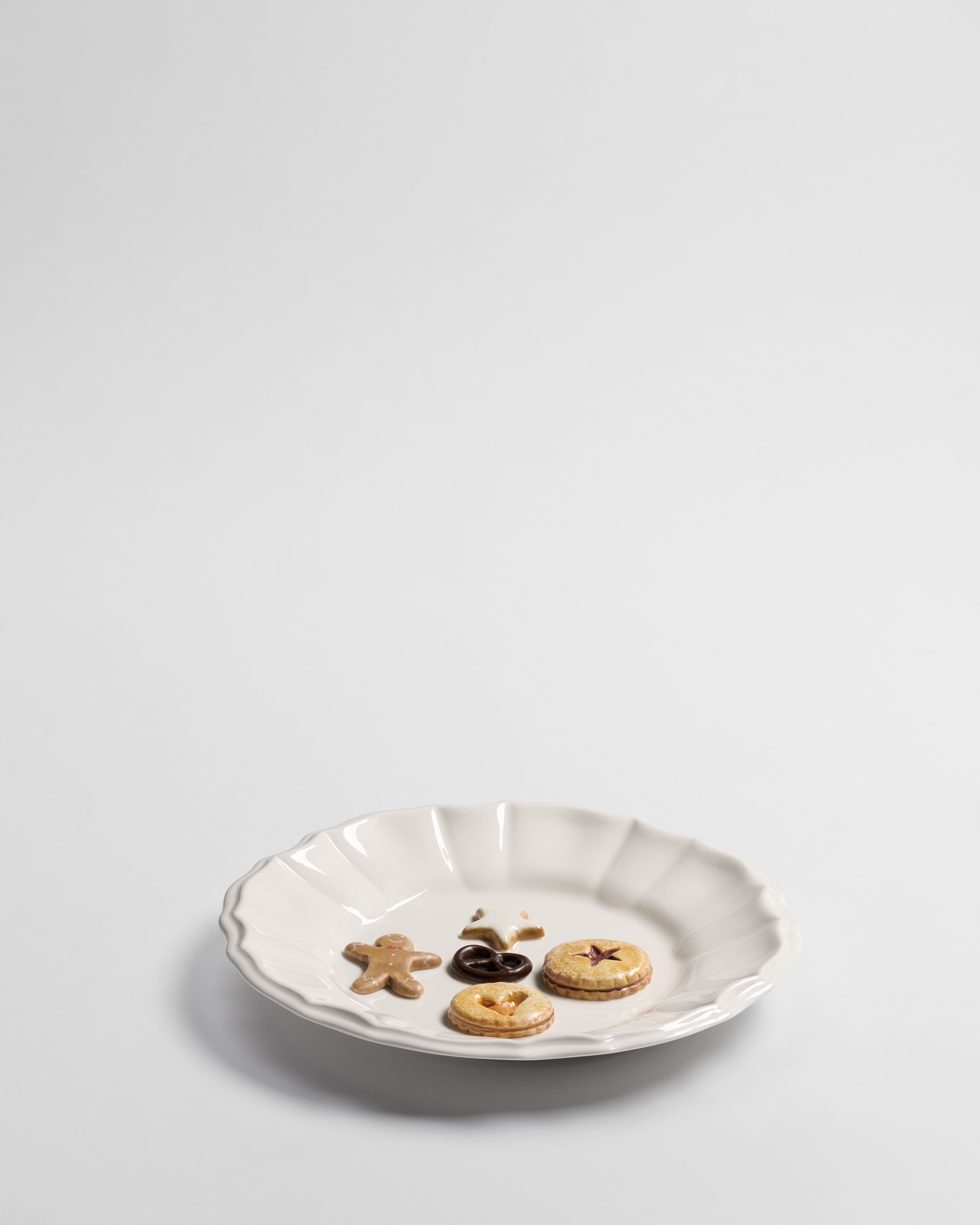 Decorative Plate Ecru Earthenware with Trompe-l'Oeil Cookies and Gingerbread Man Motif E01