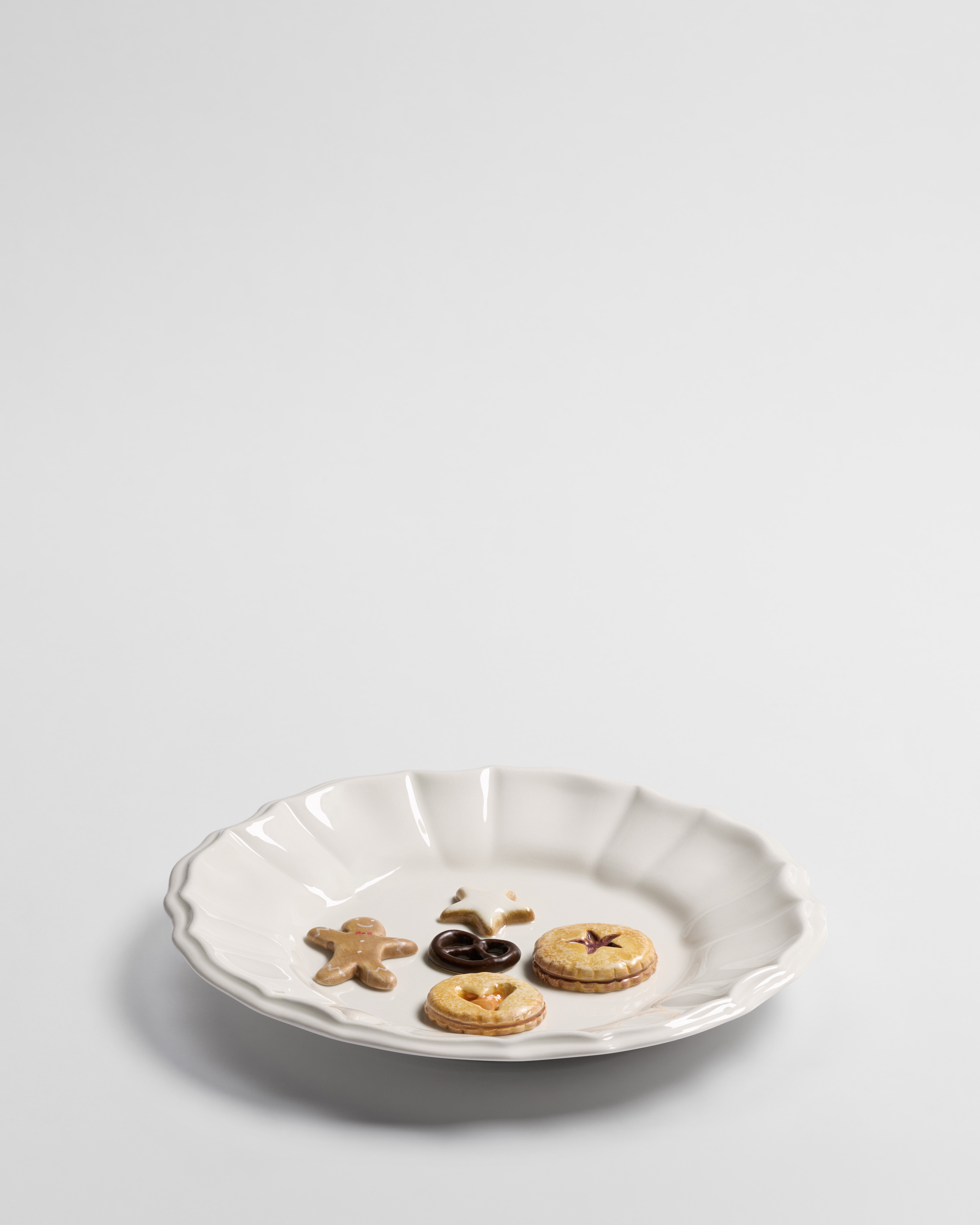 Plato decorativo Cerámica color crudo con motivo de galletas y figura de jengibre en trampantojo E01