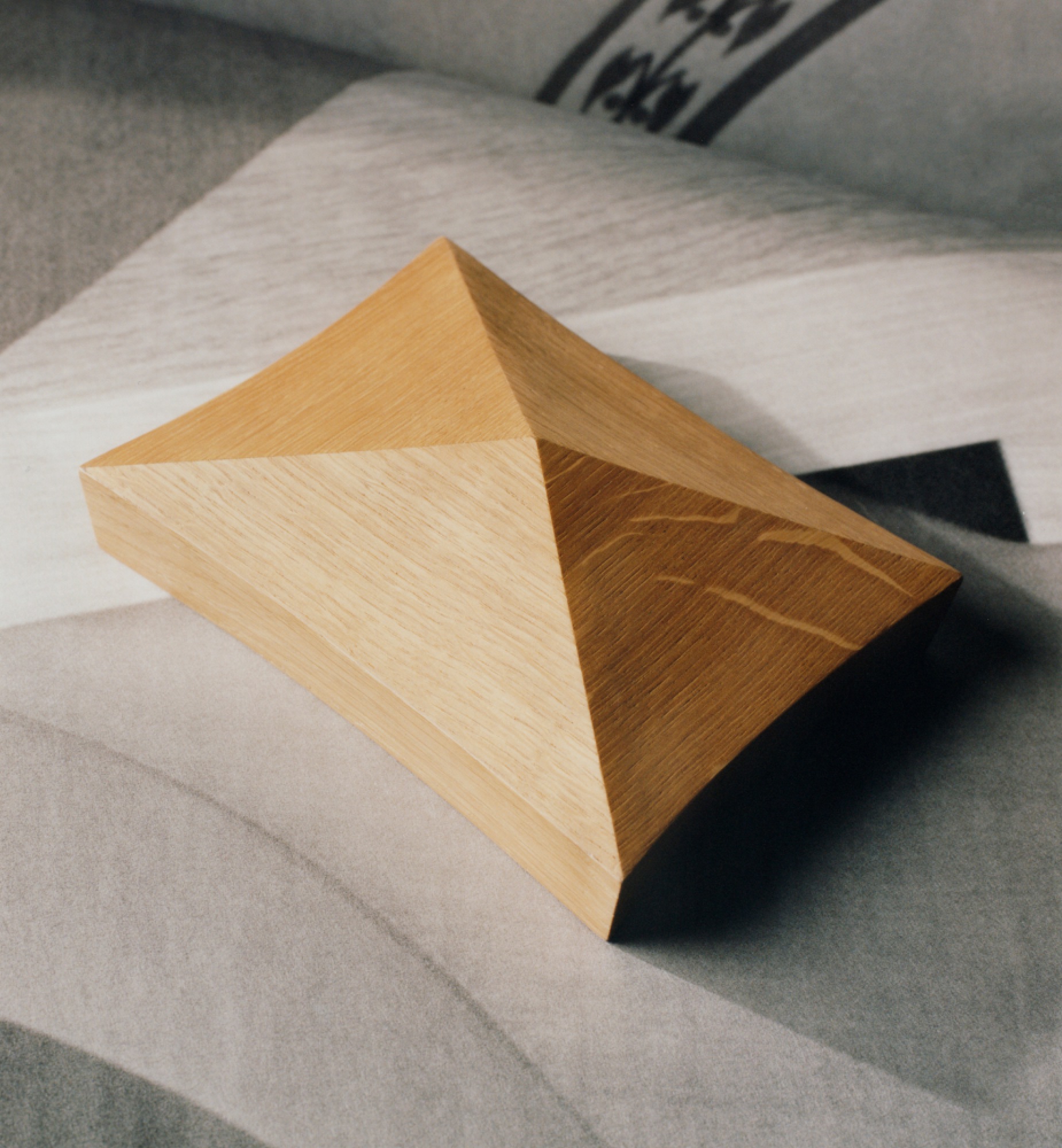 Caja con dos barajas de cartas Dior Maison x Pierre Yovanovitch, madera de roble E13