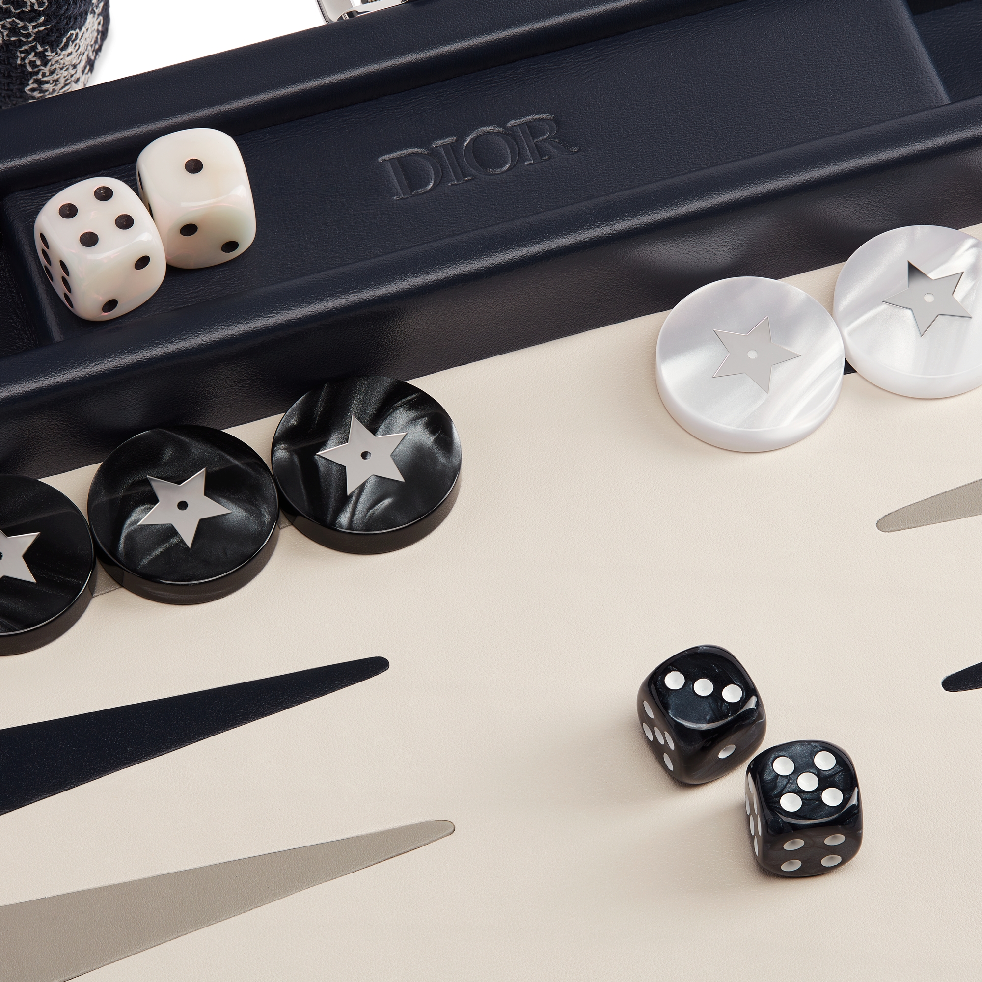 Großes, besticktes Backgammon Toile de Jouy in Blau E07