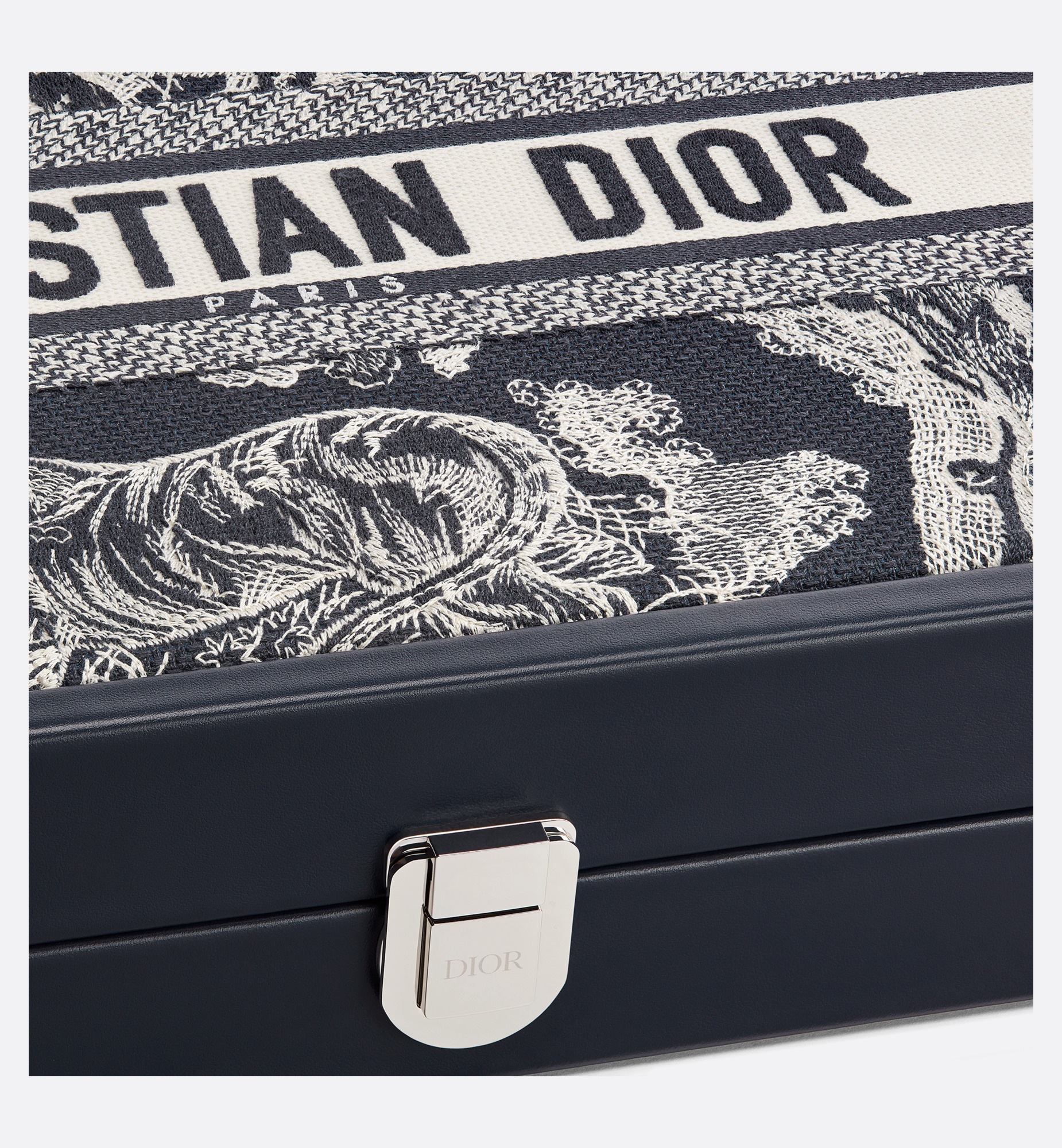 Großes, besticktes Backgammon Toile de Jouy in Blau E09