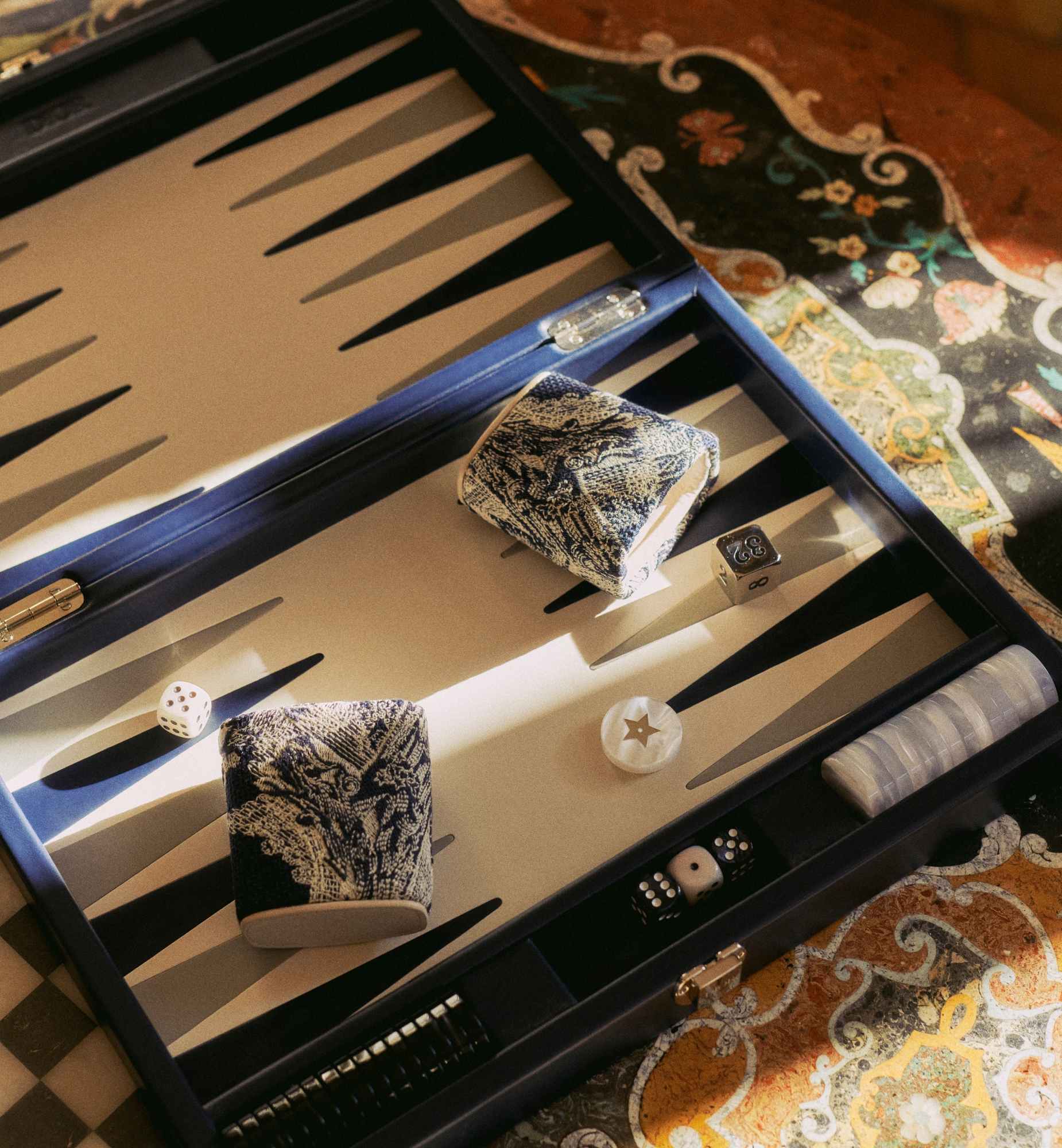 Großes, besticktes Backgammon Toile de Jouy in Blau E14