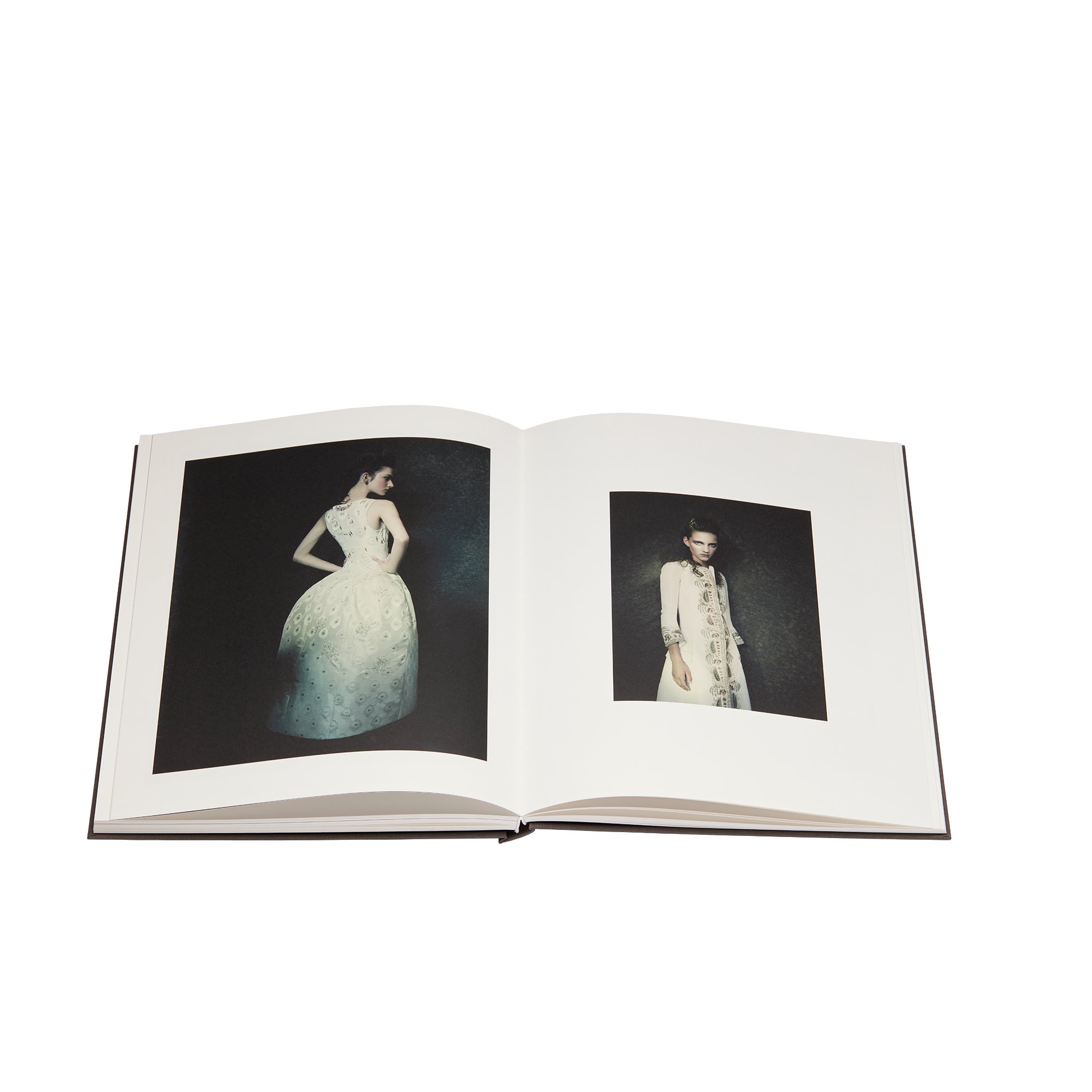 書本：Dior Images - Paolo Roversi aria_wornViewCropped