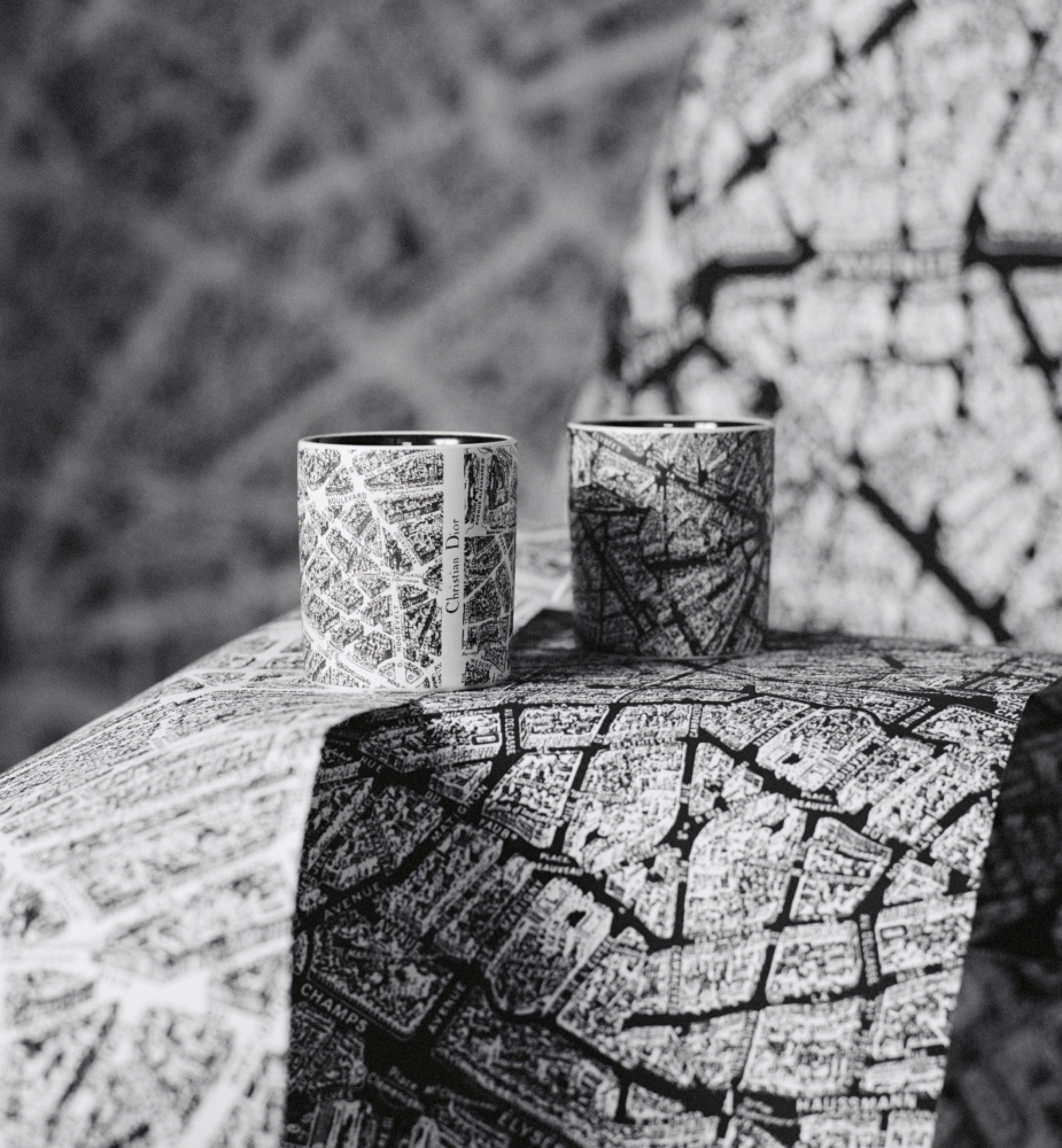 Set van twee geparfumeerde minikaarsen: Baies de Rose Bergamote en Orange Mandarine Zwart en wit Plan de Paris-motief E12