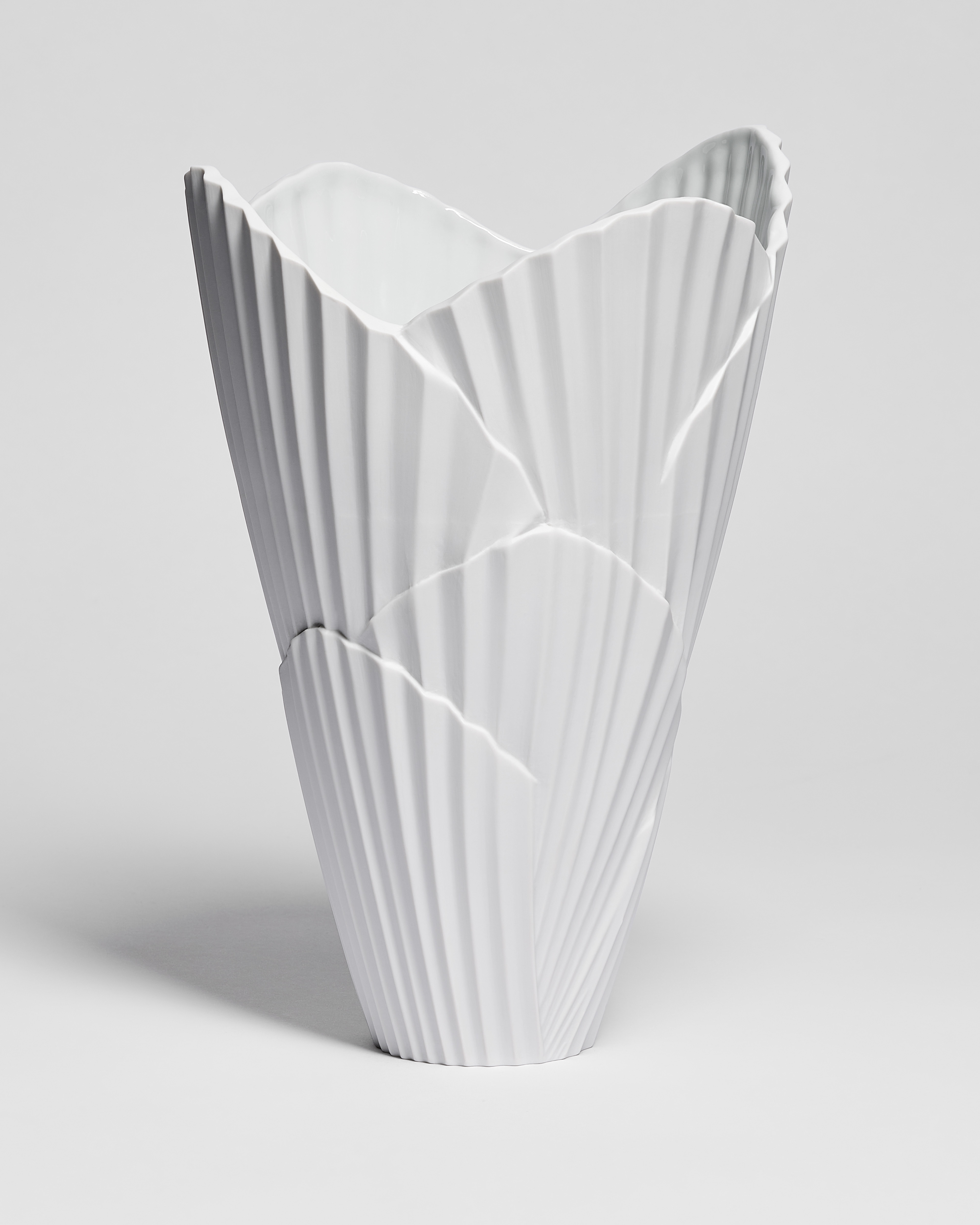 Kleine Plissé Vase Porzellan in Weiß E01