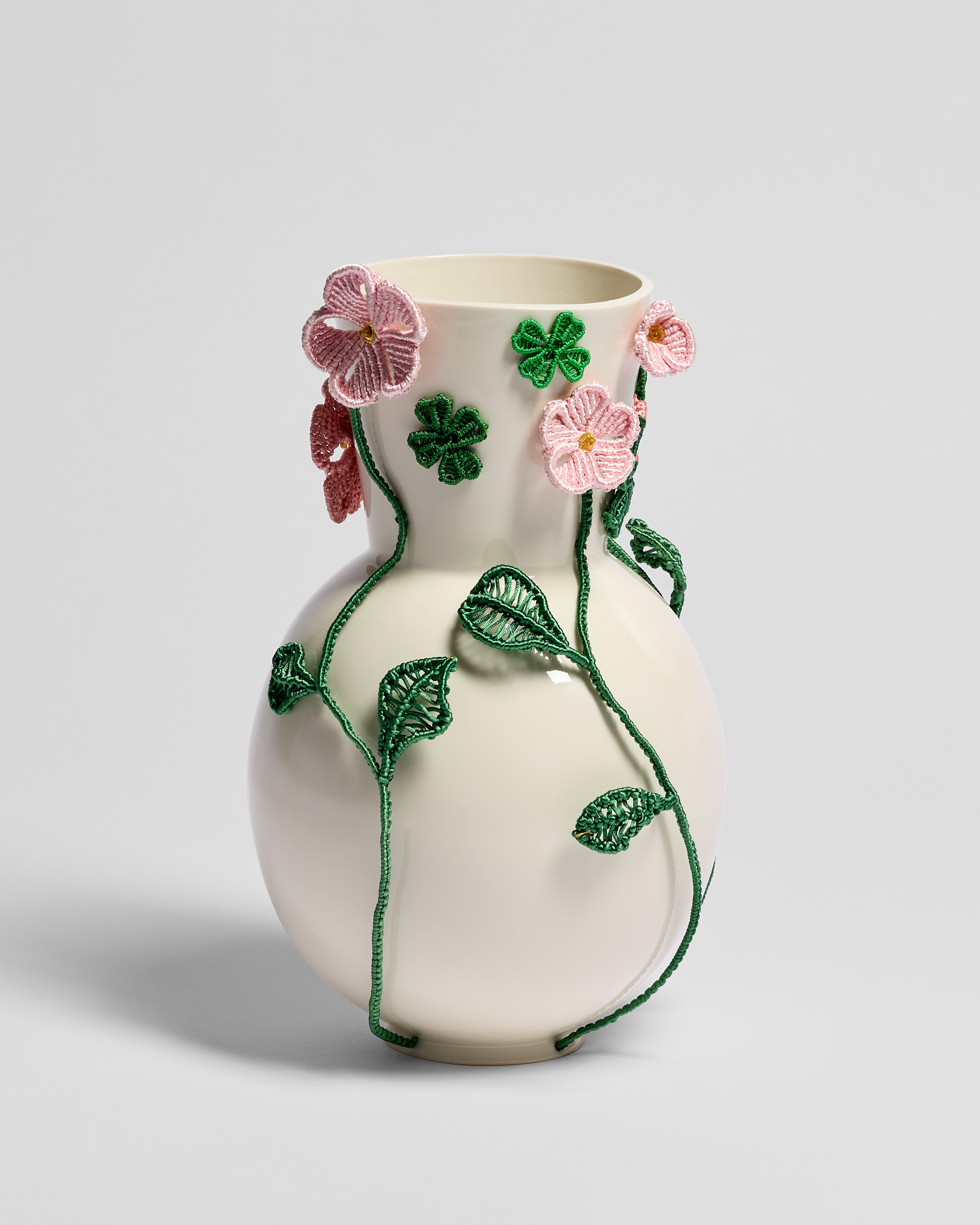 Petit vase Porcelaine blanche, macramé et verre multicolores, Laurentine Périlhou pour Dior E01