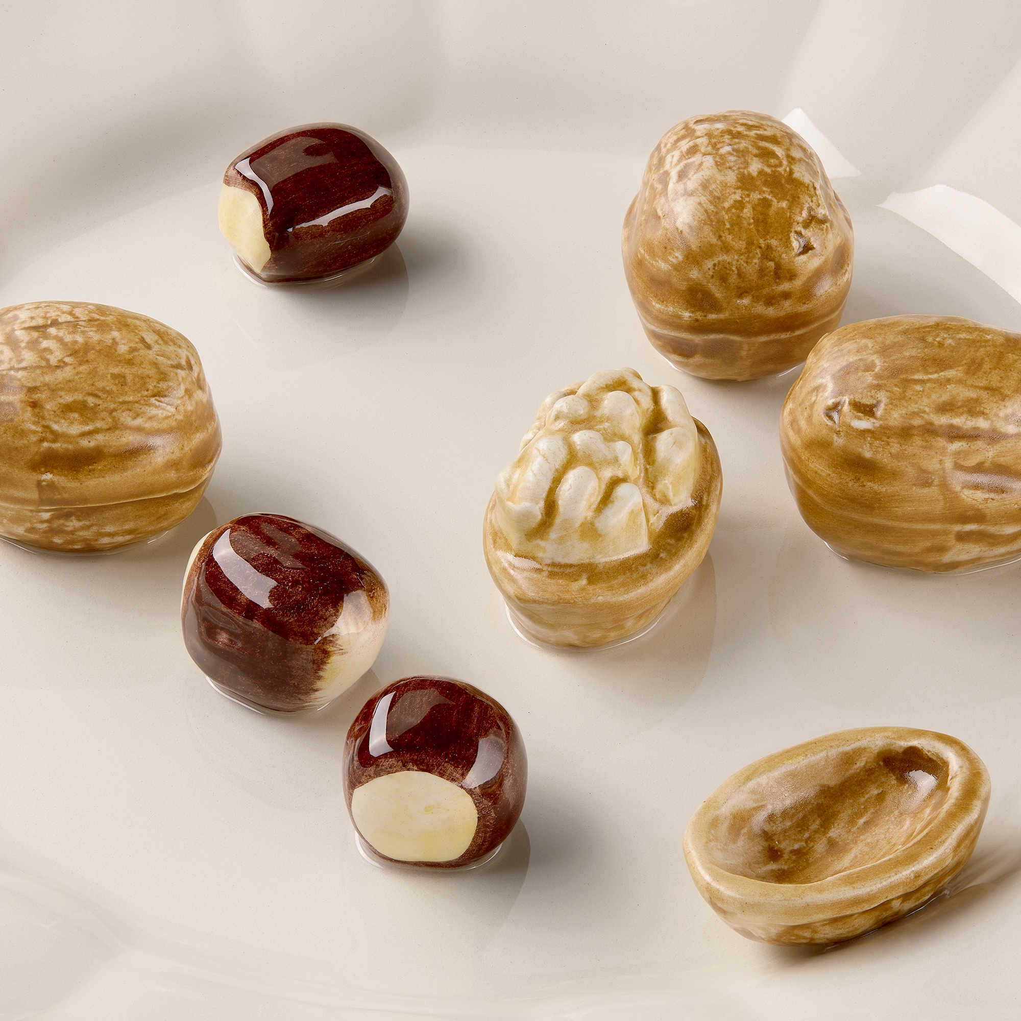 Assiette décorative Faïence écrue à motif noix et noisettes en trompe-l'œil E09