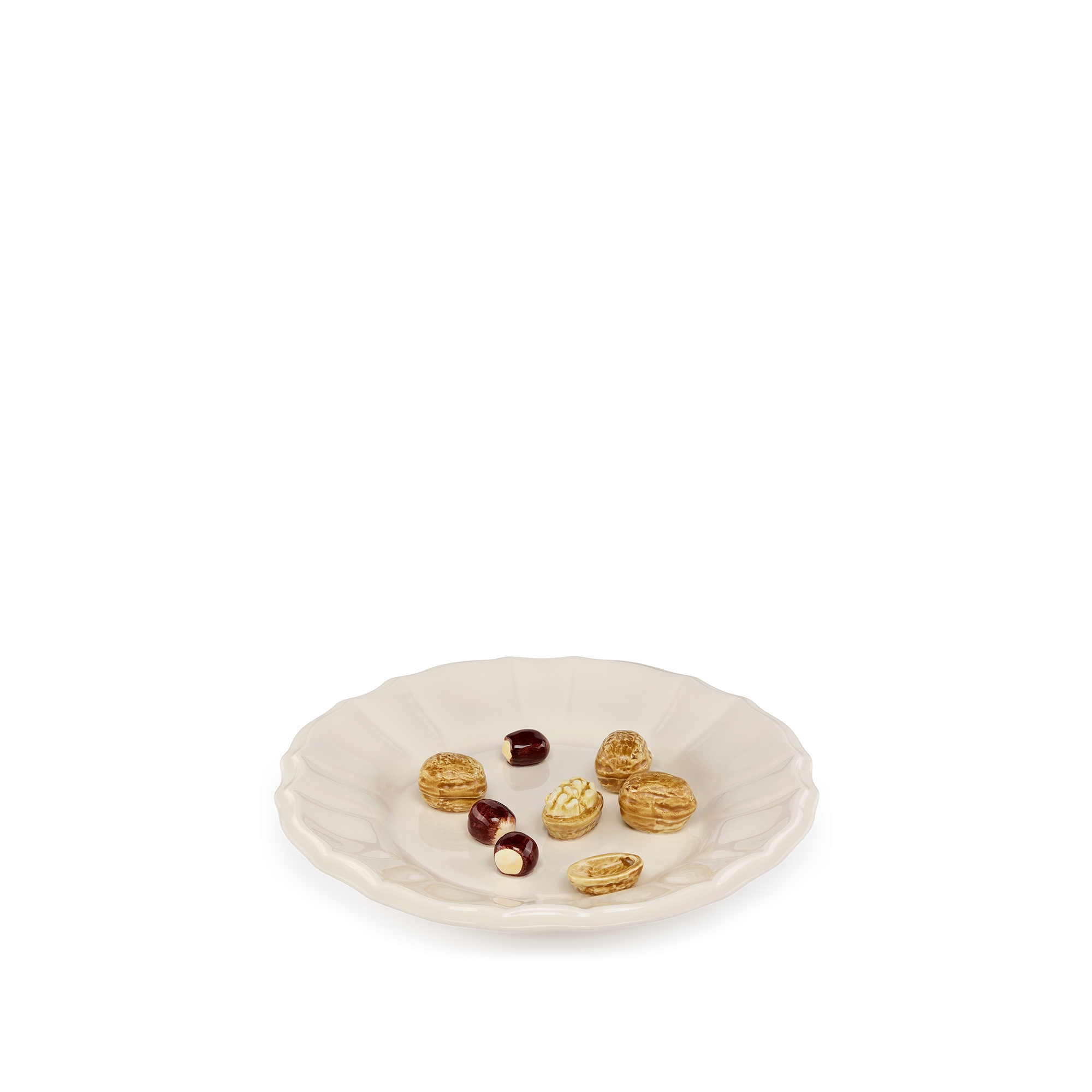 Assiette décorative Faïence écrue à motif noix et noisettes en trompe-l'œil E10