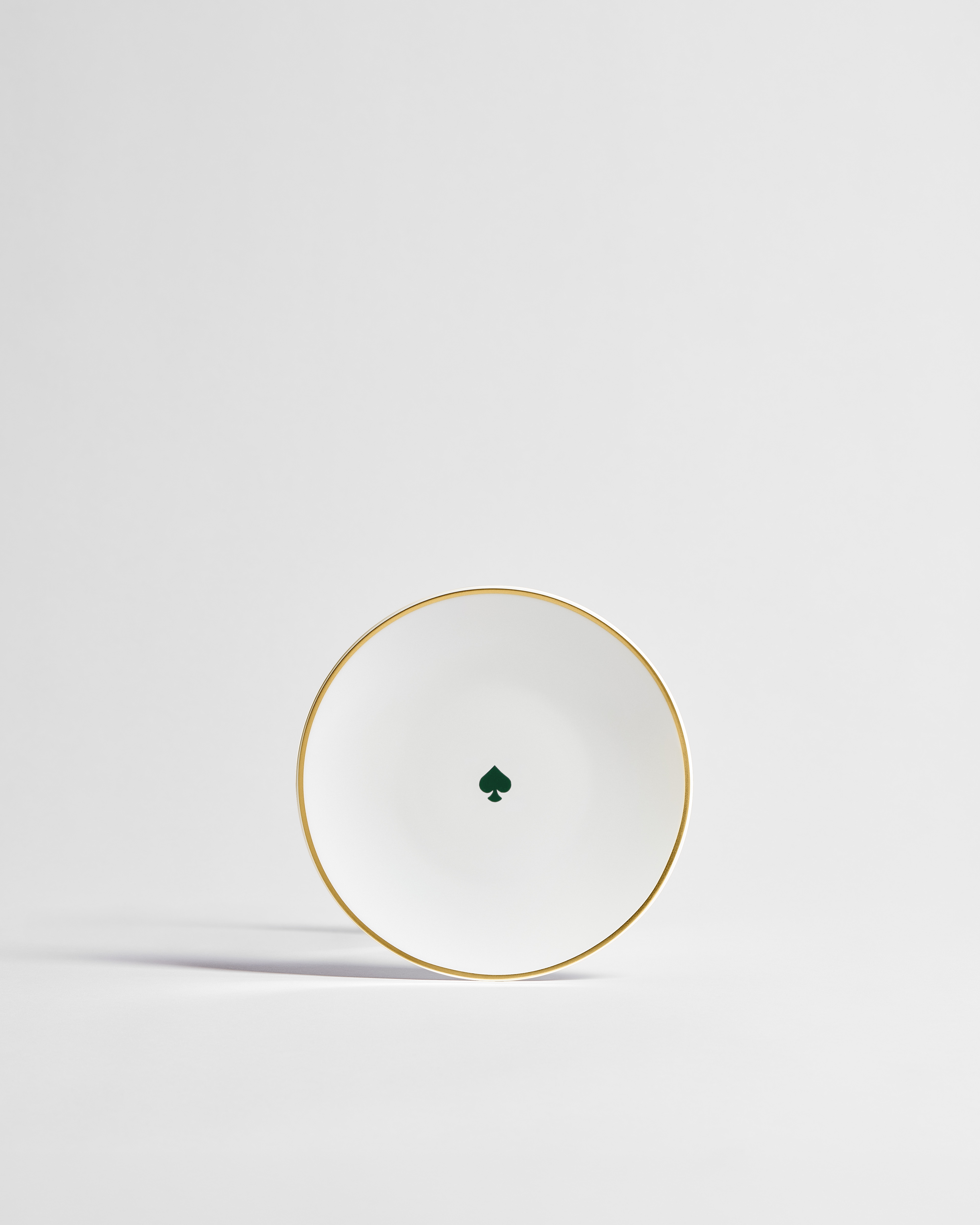 Beilagenteller Limoges-Porzellan in Weiß mit Bal des Jeux Pik Motiv in mehreren Farben und 24-karätigem Gold E01