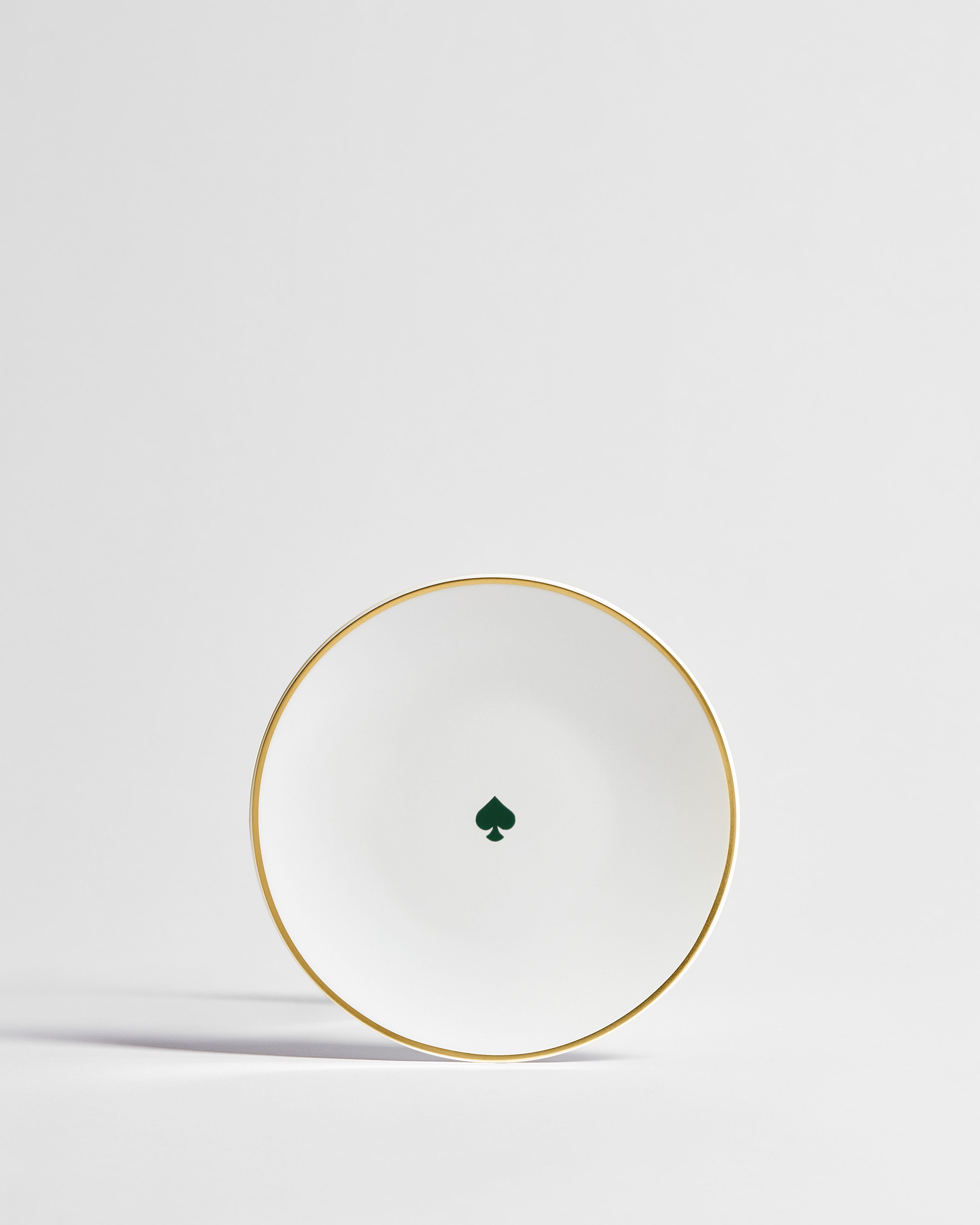 Beilagenteller Limoges-Porzellan in Weiß mit Bal des Jeux Pik Motiv in mehreren Farben und 24-karätigem Gold E01