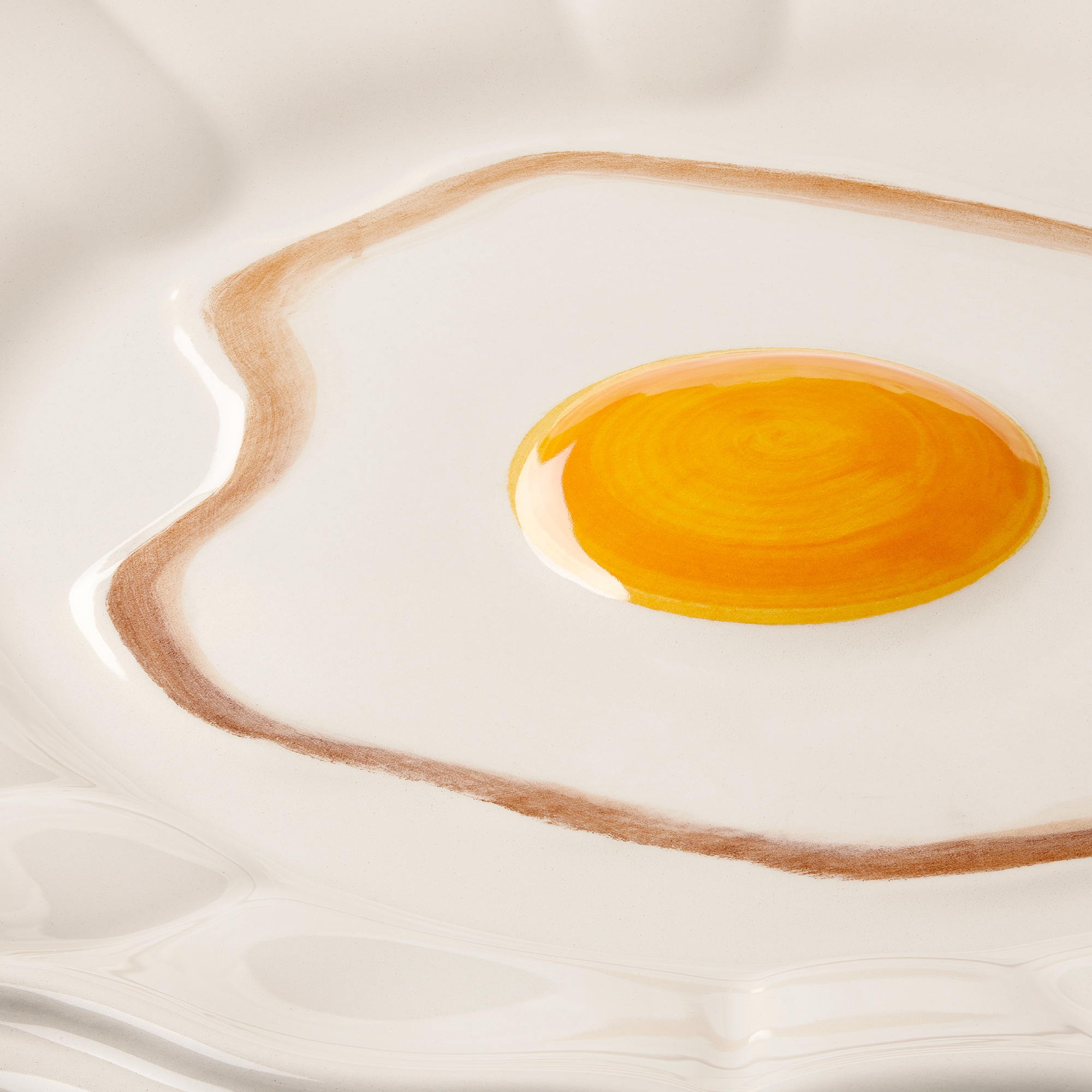 Decoratief bord Ecru keramiek met gebakken ei-trompe-l'oeil-motief E09