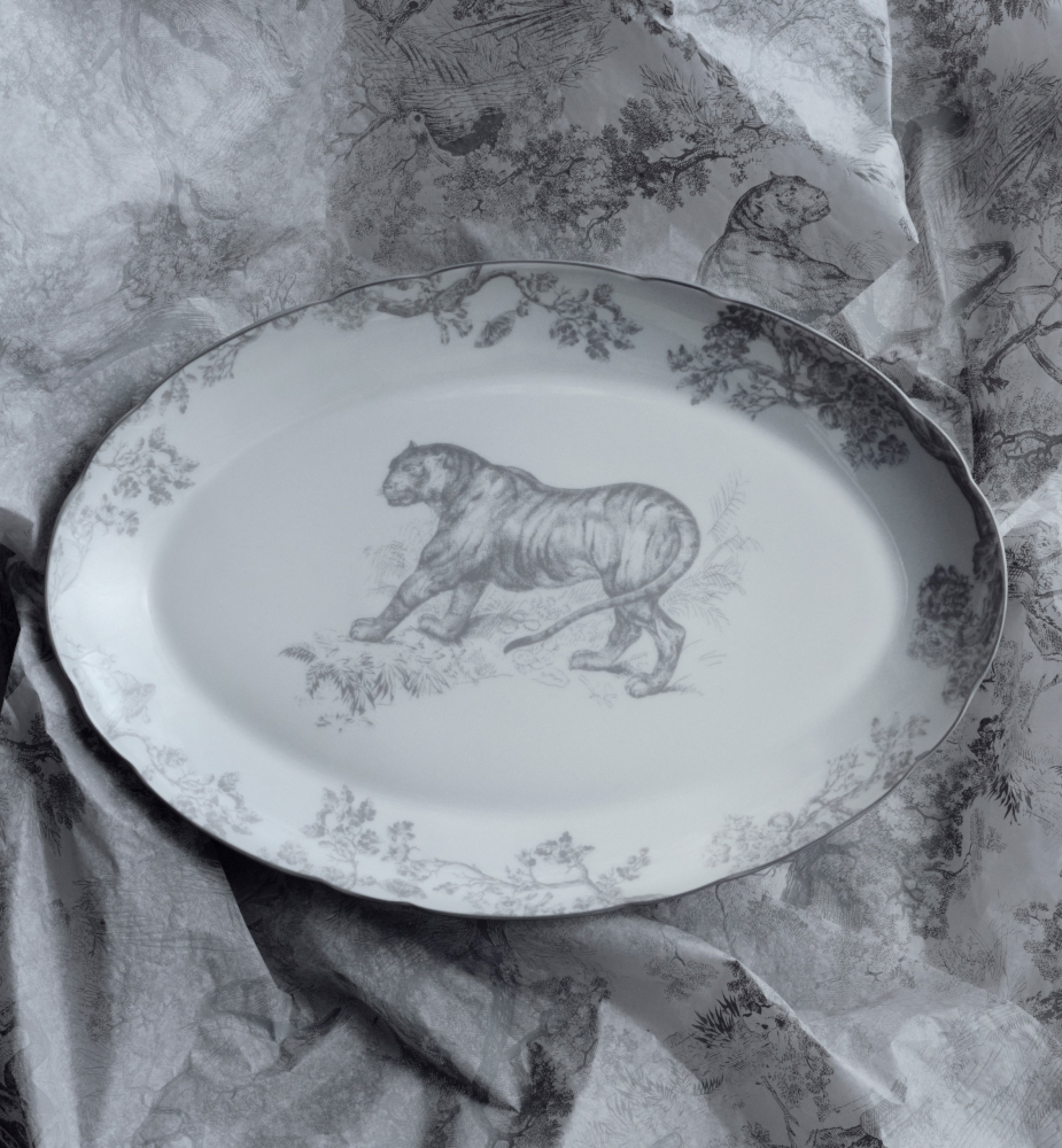 Ovaal bord Wit en grijs Toile de Jouy-motief E12